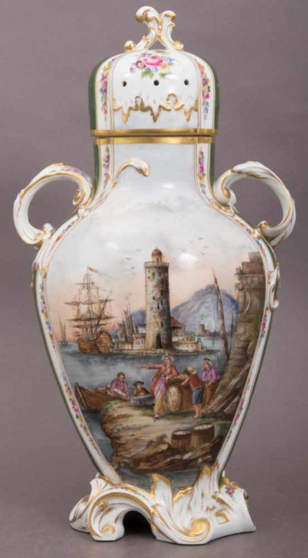 Prachtvolle Deckelvase der "Belle Epoque". Weißporzellan beidseitig mit polychromen Kauffahrtei- - Image 13 of 28