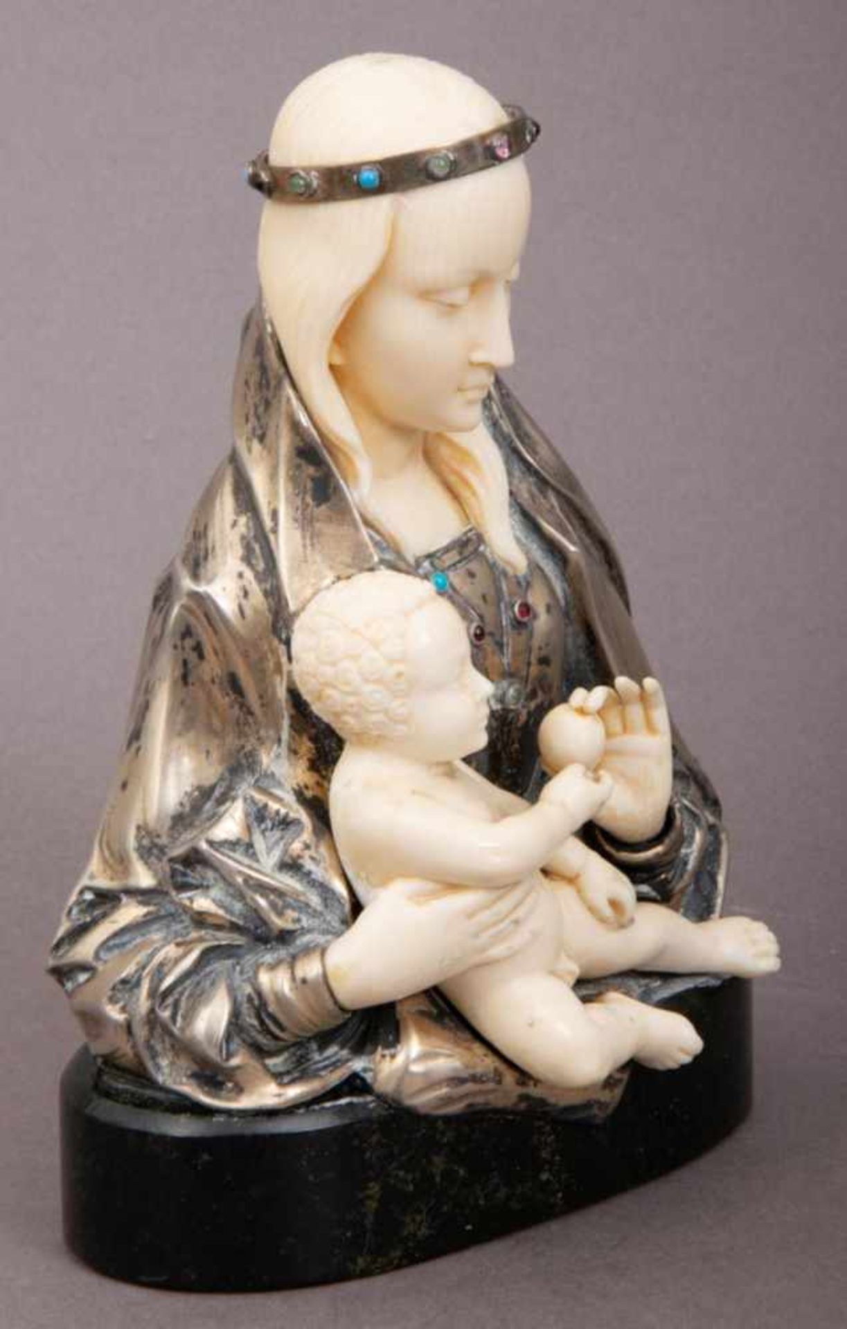 "Madonna - Maria mit dem Jesus-Knaben". Elfenbein geschnitzt, Silber mit Halbedelsteinbesatz.