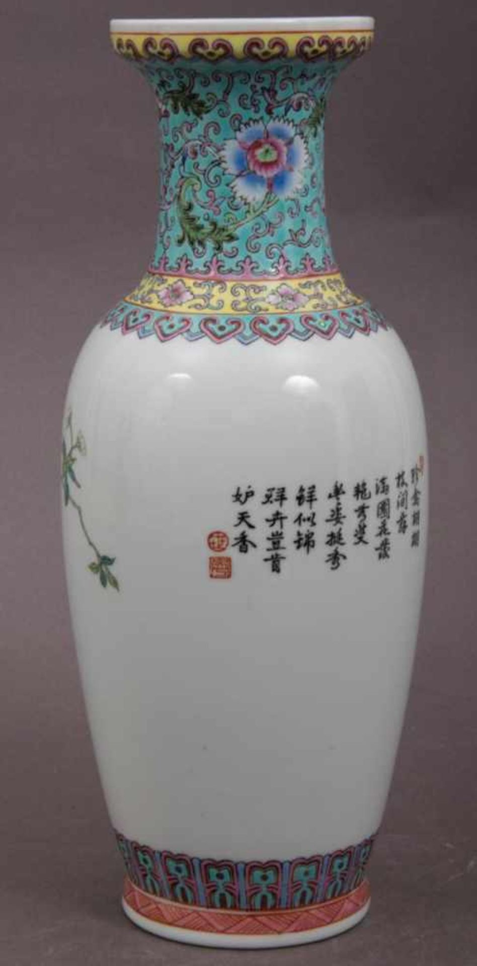 Chinesische Porzellanvase, polychromer floraler & faunaler Emailledekor, Boden mit 4 Zeichenmarke in - Bild 6 aus 8