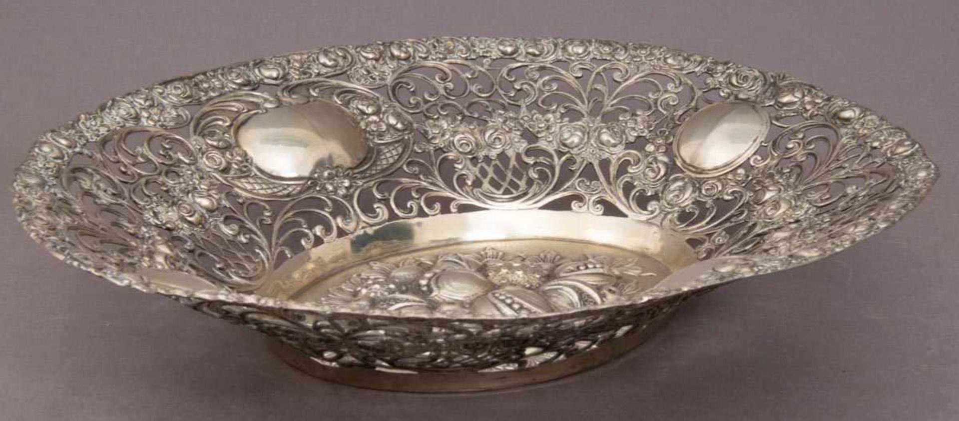 Großer Früchtekorb, 800er Silber, durchbrochen gearbeiteter Korbrand, ca. 40,5 x 34 cm, ca. 824 gr. - Image 2 of 8