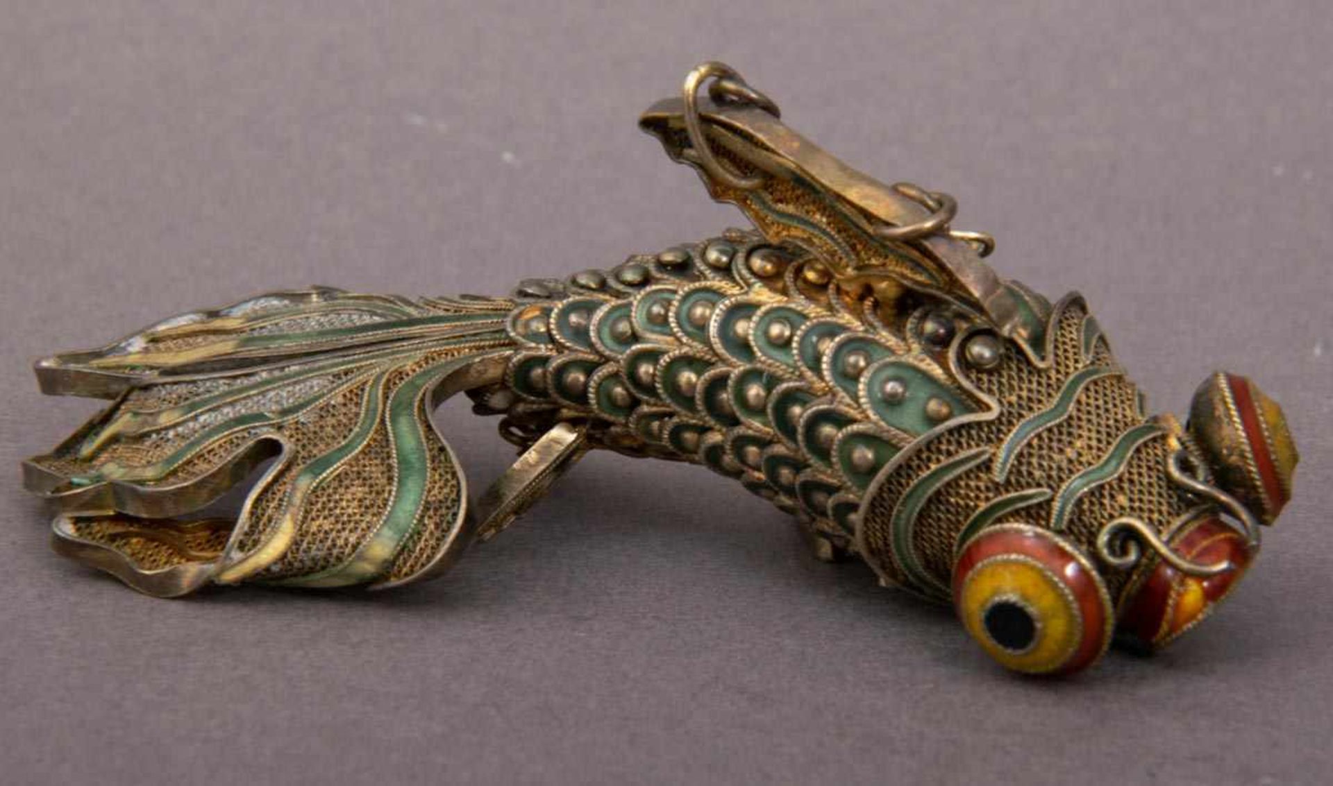 Antiker "Deko"-Fisch, mehrgliedriger Körper aus Silber, stelleweise mit Emaille belegt, bewegliche - Bild 6 aus 8