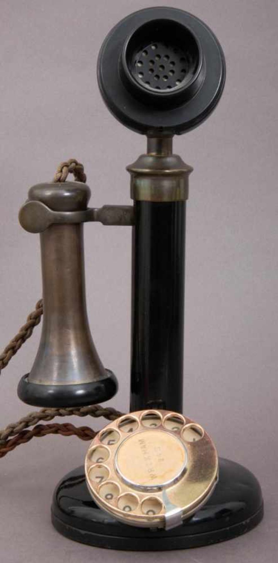 Altes Telefon. England um 1920/30. Schwarz lackiertes Metall mit Wählscheibe, Sprechmuschel und