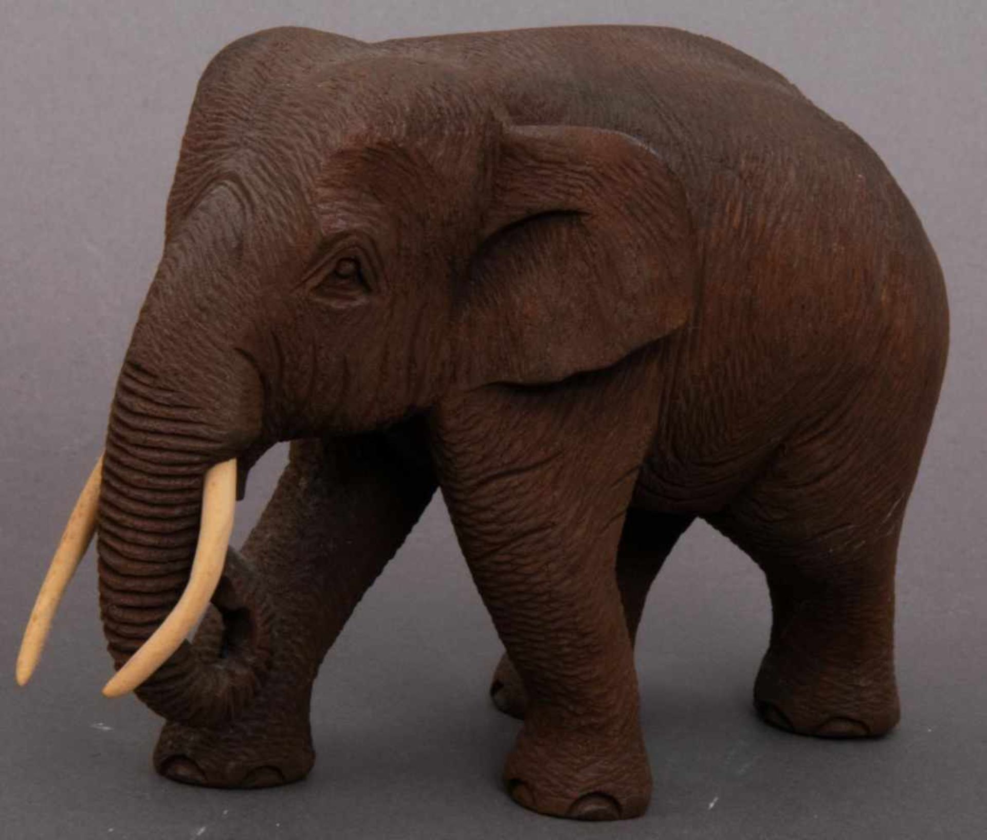 3 geschnitzte Elefanten, dunkles Hartholz, Stoßzähne aus Knochen/Bein. Max. Höhe ca. 15,5 cm, max. - Bild 2 aus 6