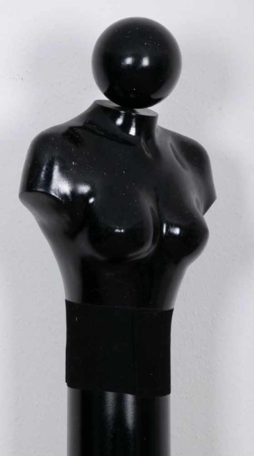 Paar Schaufensterstelen mit Büsten, schwarzer Kunststoff, aus einem Pelzgeschäft. Höhe ca. cm, - Bild 4 aus 6