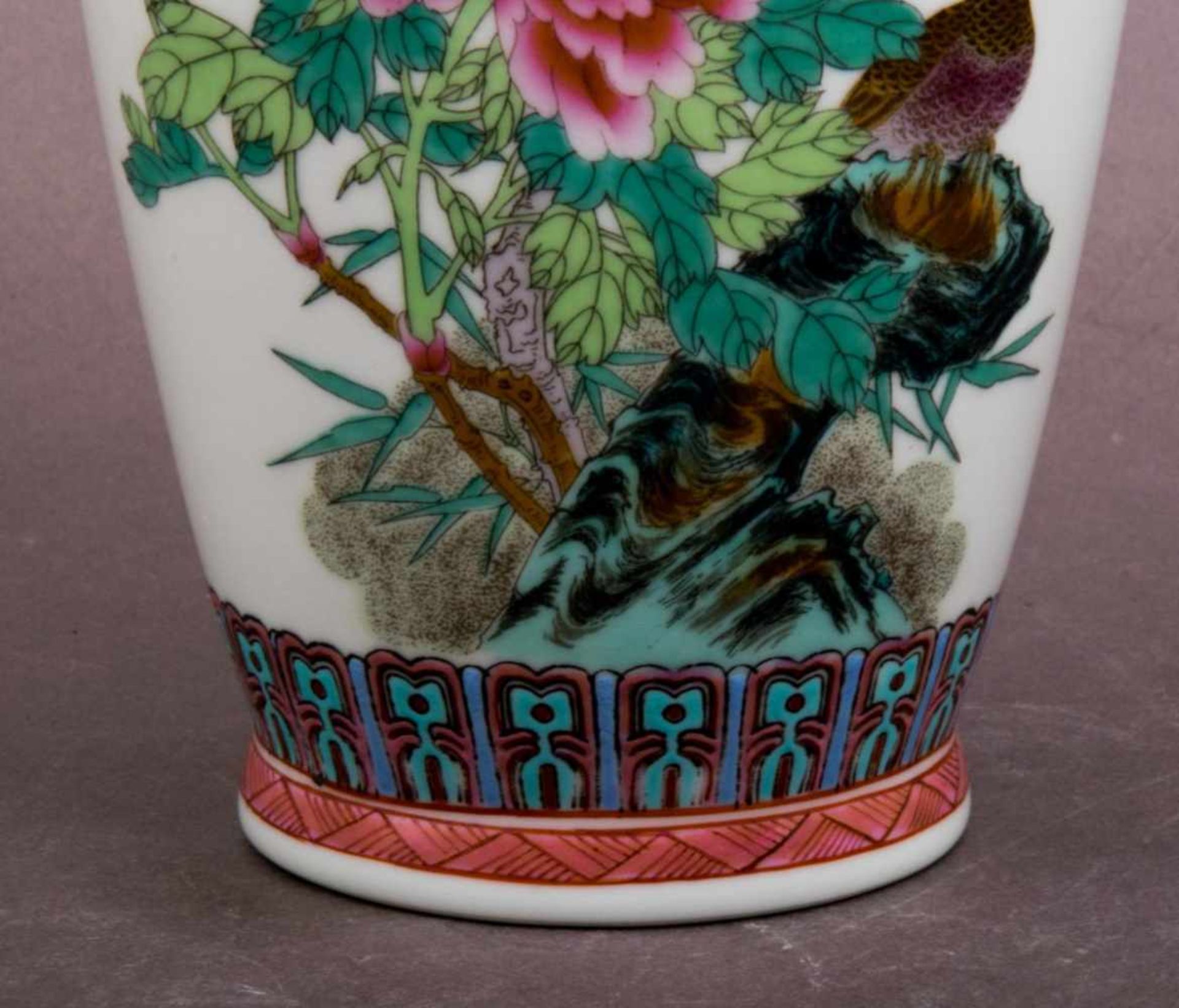 Chinesische Porzellanvase, polychromer floraler & faunaler Emailledekor, Boden mit 4 Zeichenmarke in - Bild 5 aus 8