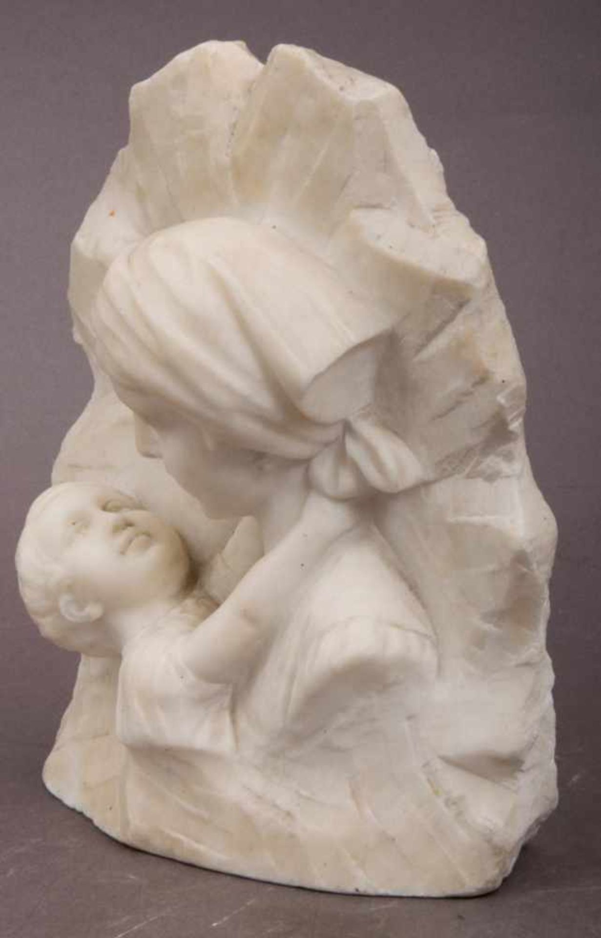 "Mutter und Kind". Reliefschnitzarbeit. Alabaster. Signiert "Melani". Ca. 23 x 19 cm. Um 1900/20. - Bild 3 aus 6