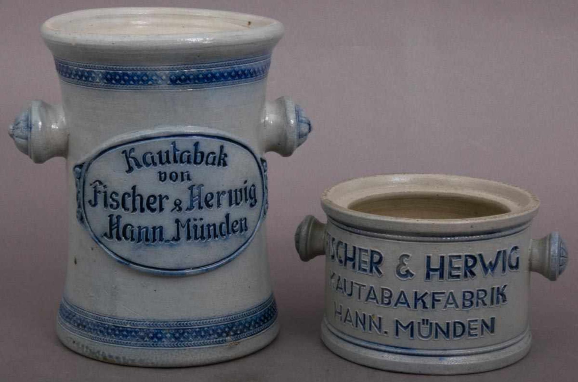 2 Kautabakstöpfe (ohne Deckel), beide von der "KAUTABAKFABRIK FISCHER & HERWIG Hann(oversch) Münden.
