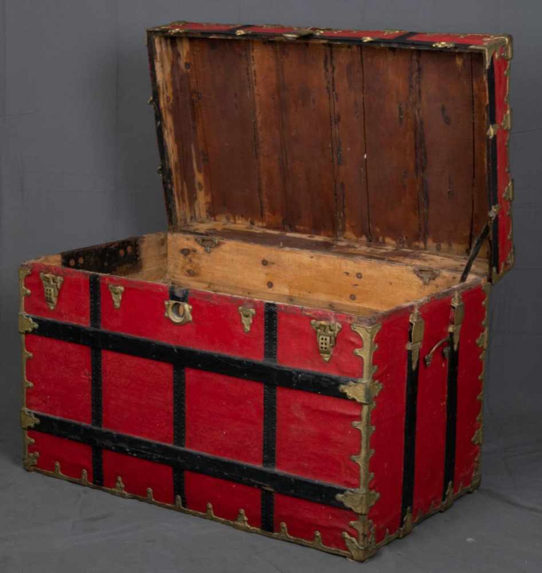Reisekoffer/Reisetruhe USA um 1900/20. Holzkorpus mit Leder oder Ölzeug belegt, reiches - Image 4 of 6