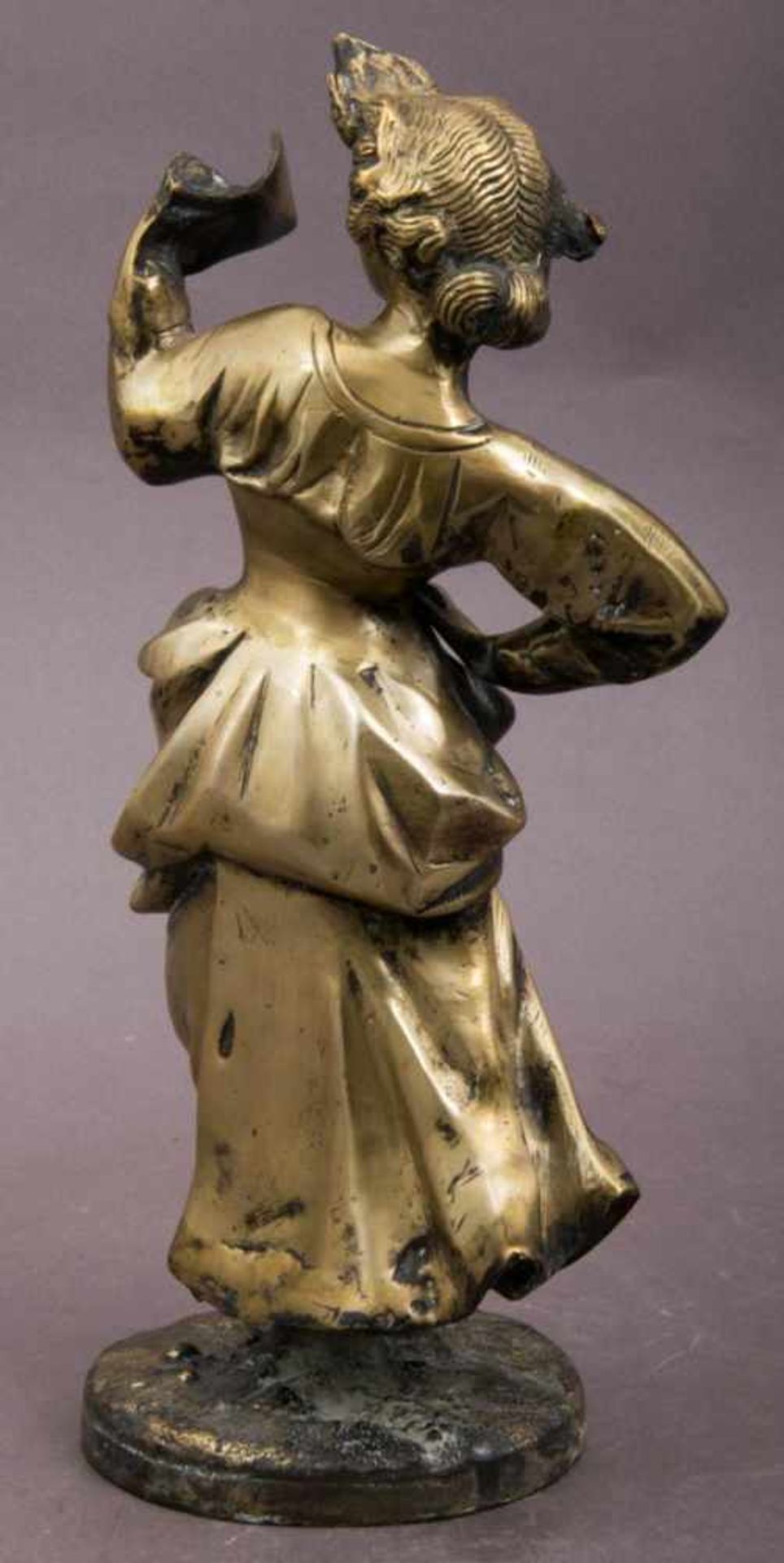 "Der Liebesbrief". Bronzefigur einer jungen Dame in voller Bewegung einen Brief in ihrer linken Hand - Bild 6 aus 6