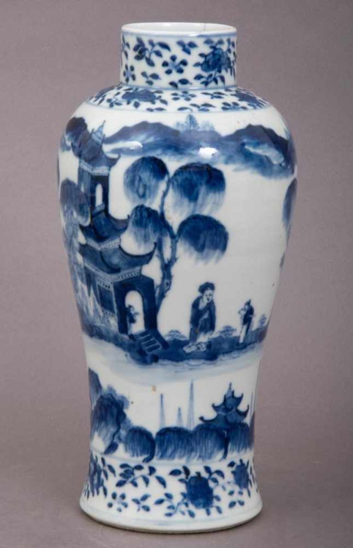 Keulenförmige Vase, China, Qing´-Dynastie, wohl 18. Jhd., 4 Zeichen Bodenmarke in unterglasur