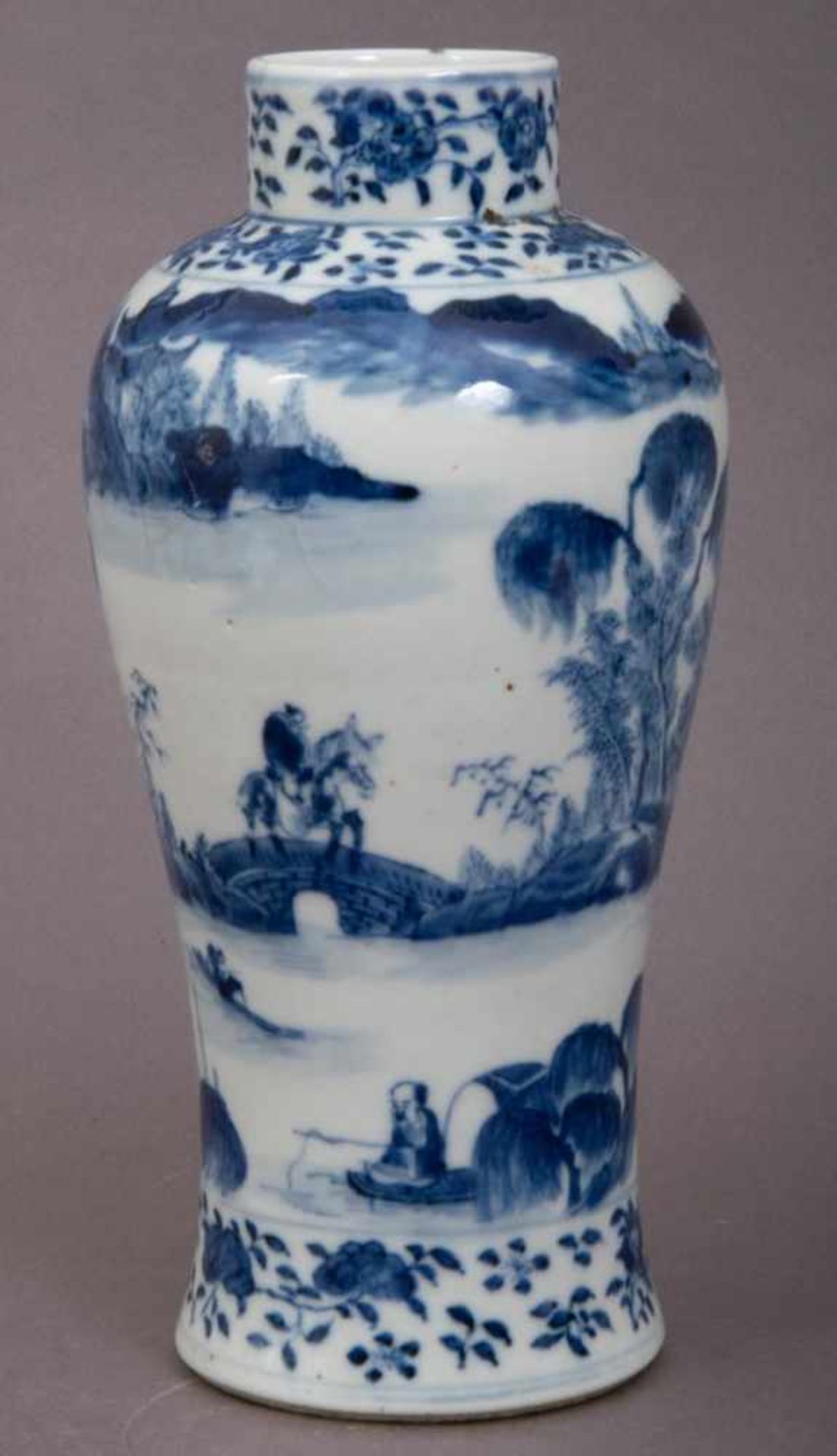 Keulenförmige Vase, China, Qing´-Dynastie, wohl 18. Jhd., 4 Zeichen Bodenmarke in unterglasur - Bild 2 aus 6