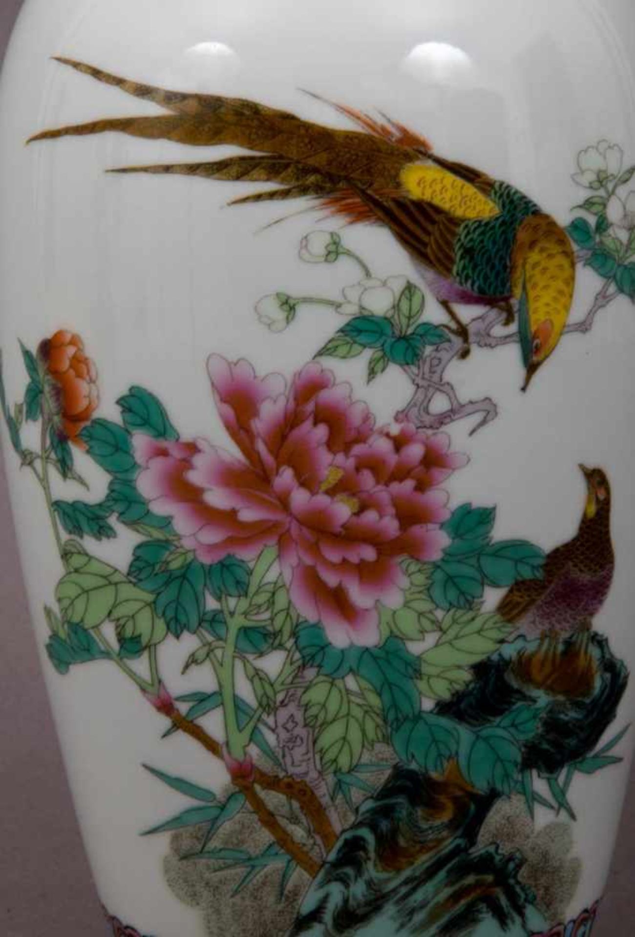 Chinesische Porzellanvase, polychromer floraler & faunaler Emailledekor, Boden mit 4 Zeichenmarke in - Bild 4 aus 8