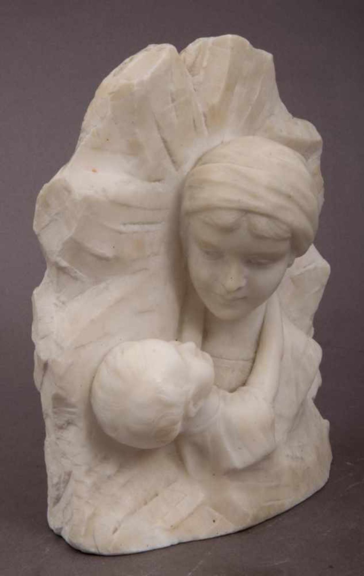 "Mutter und Kind". Reliefschnitzarbeit. Alabaster. Signiert "Melani". Ca. 23 x 19 cm. Um 1900/20. - Image 2 of 6