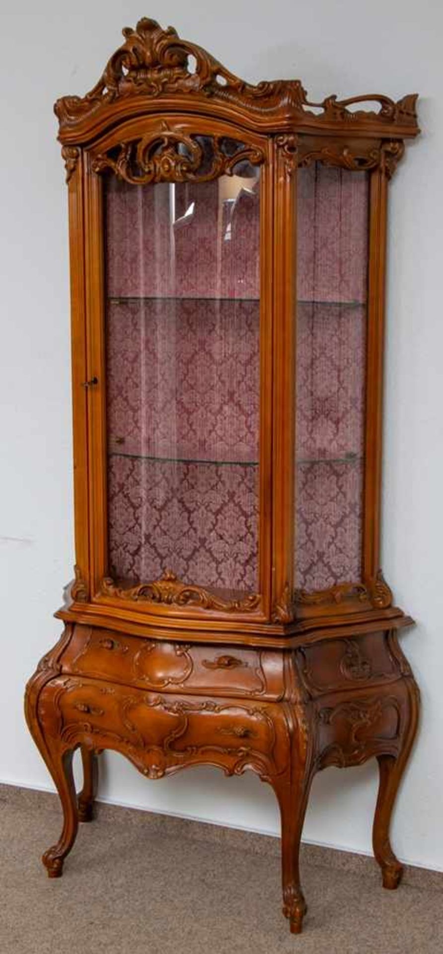 Eintürige Vitrine, Stil Barock, Ende 20. Jhd., zweiteiliger Korpus mit zwei Schubladen, dreiseitig - Bild 9 aus 11