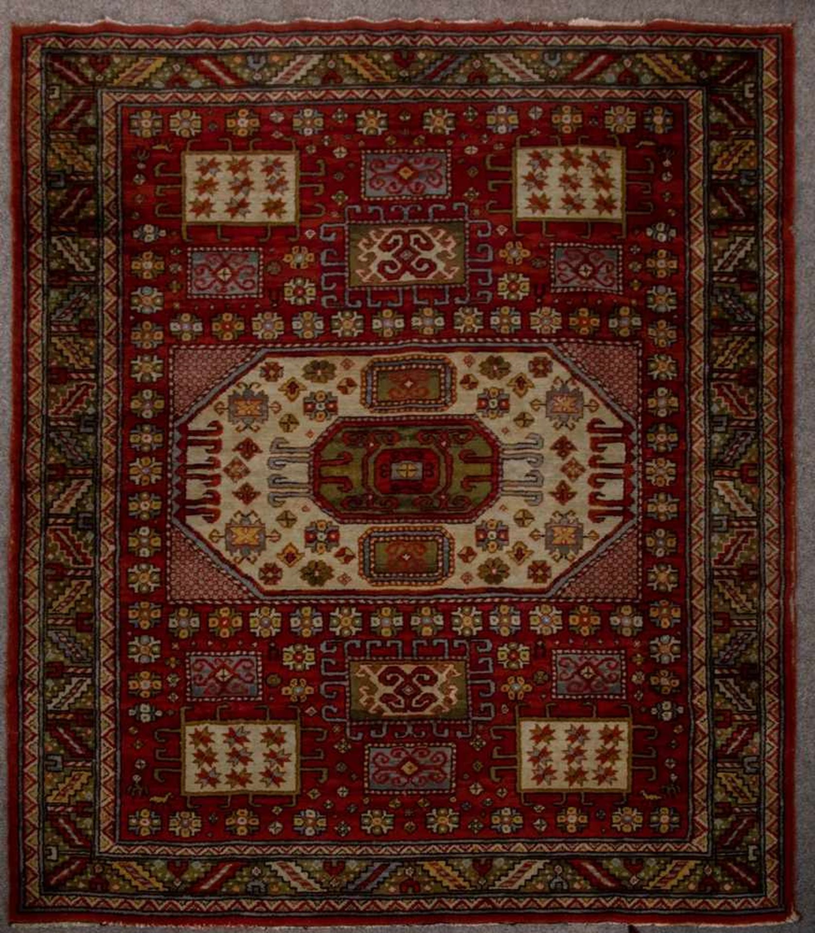 Antiker GENTLEMEN-RUG. Ca. 185 x 218 cm. Persien um 1930.- - -20.00 % buyer's premium on the