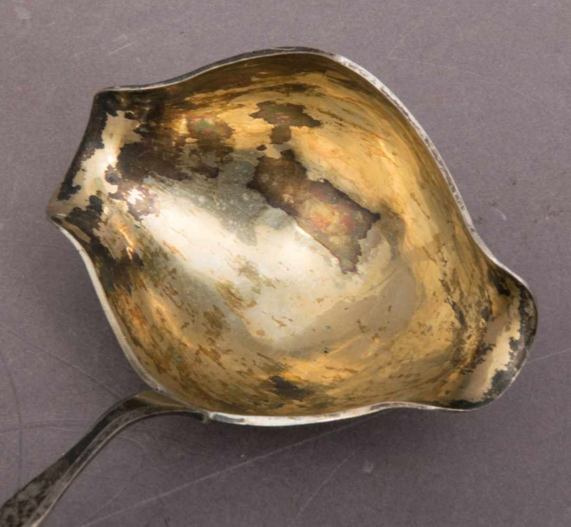 Antike Bowlen- oder Saucenkelle. Silber, teilweise vergoldet, Biedermeier um 1830. Griffstück in - Bild 5 aus 5