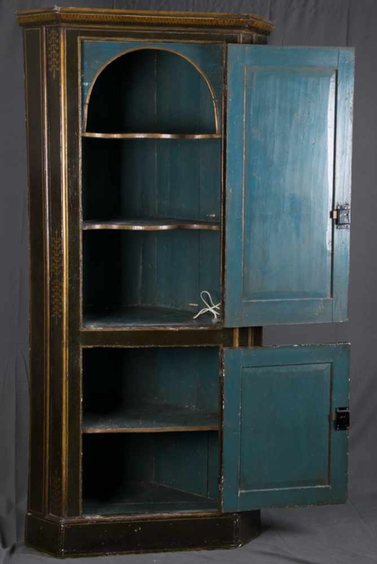 Antiker Eckschrank. Polychrom gefasster Nadelholzkorpus mit Chinoiserie Dekor. Mitteleuropa um 1820. - Bild 2 aus 8