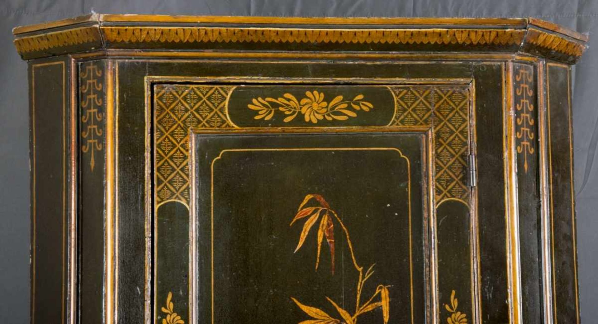 Antiker Eckschrank. Polychrom gefasster Nadelholzkorpus mit Chinoiserie Dekor. Mitteleuropa um 1820. - Bild 4 aus 8