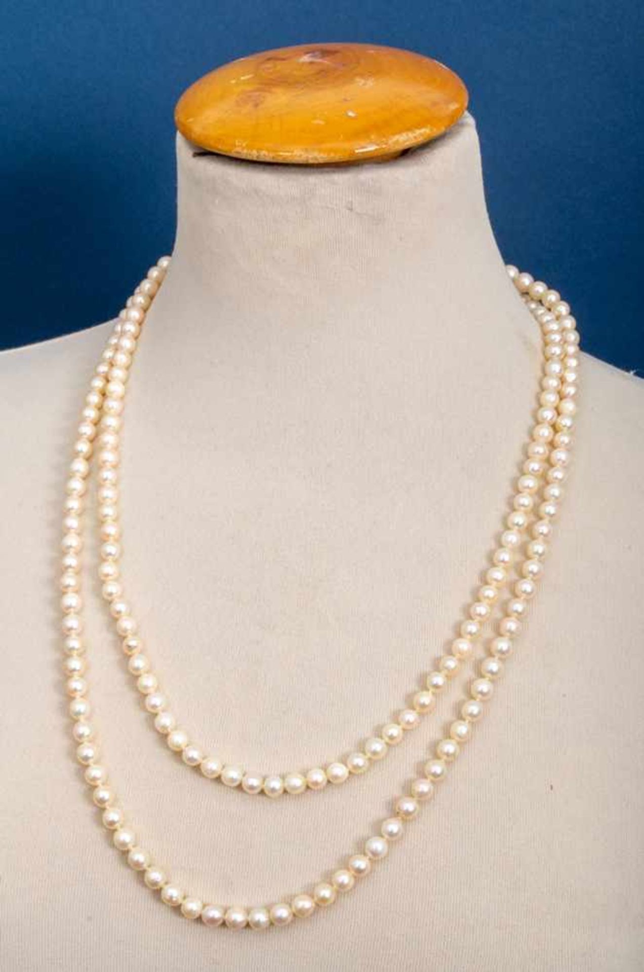 Lange Perlenkette, ca. 125 cm, Durchmesser der einzeln geknoteten Perlen ca. 6 mm.- - -20.00 % - Image 5 of 7