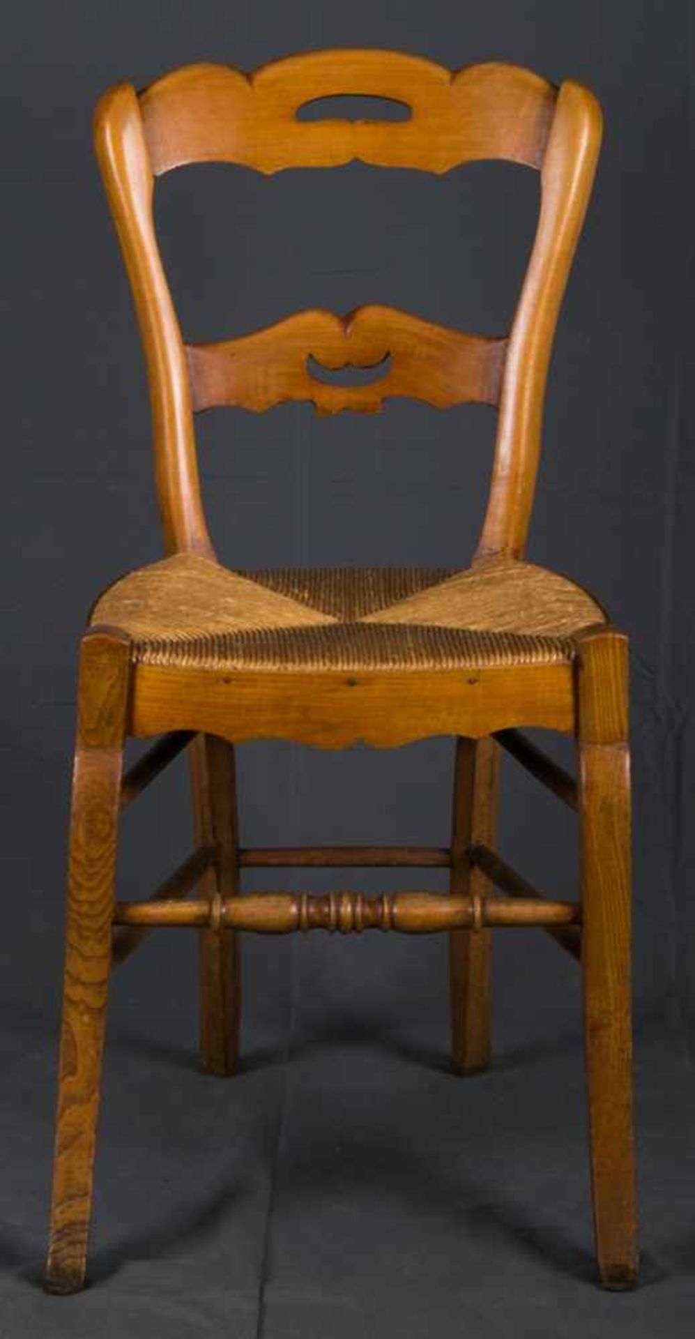 Folge von 3 bäuerlichen Stühlen mit Binsensitzen, Gestellen in Buche & Rüster. 19./20. Jhd. - Bild 5 aus 6