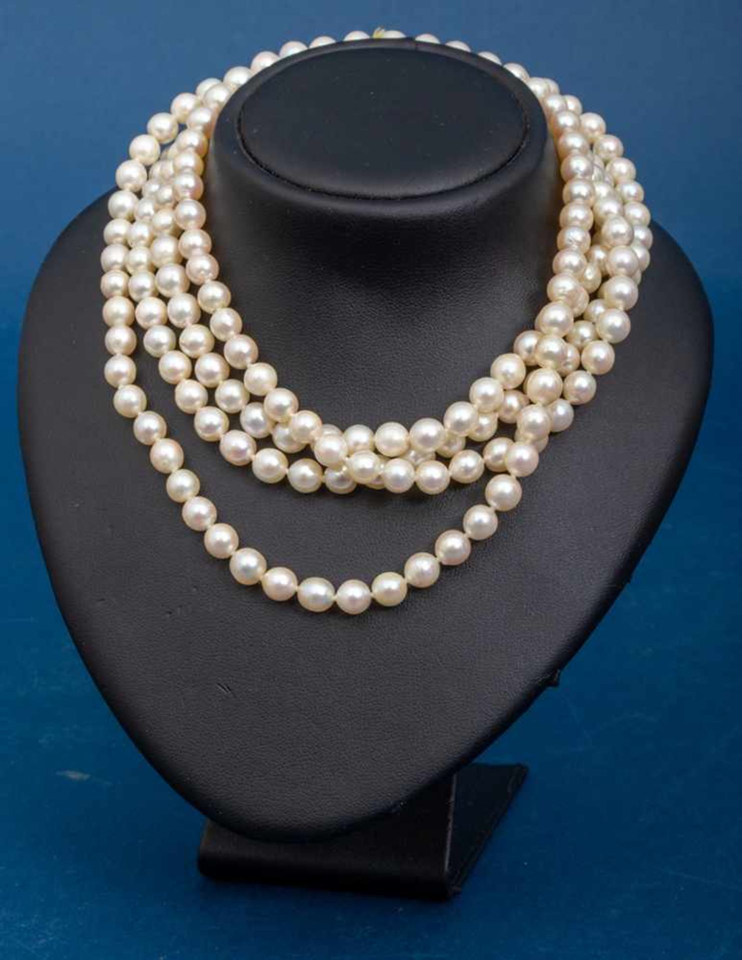 Lange Perlenkette, ca. 125 cm, Durchmesser der einzeln geknoteten Perlen ca. 6 mm.- - -20.00 %