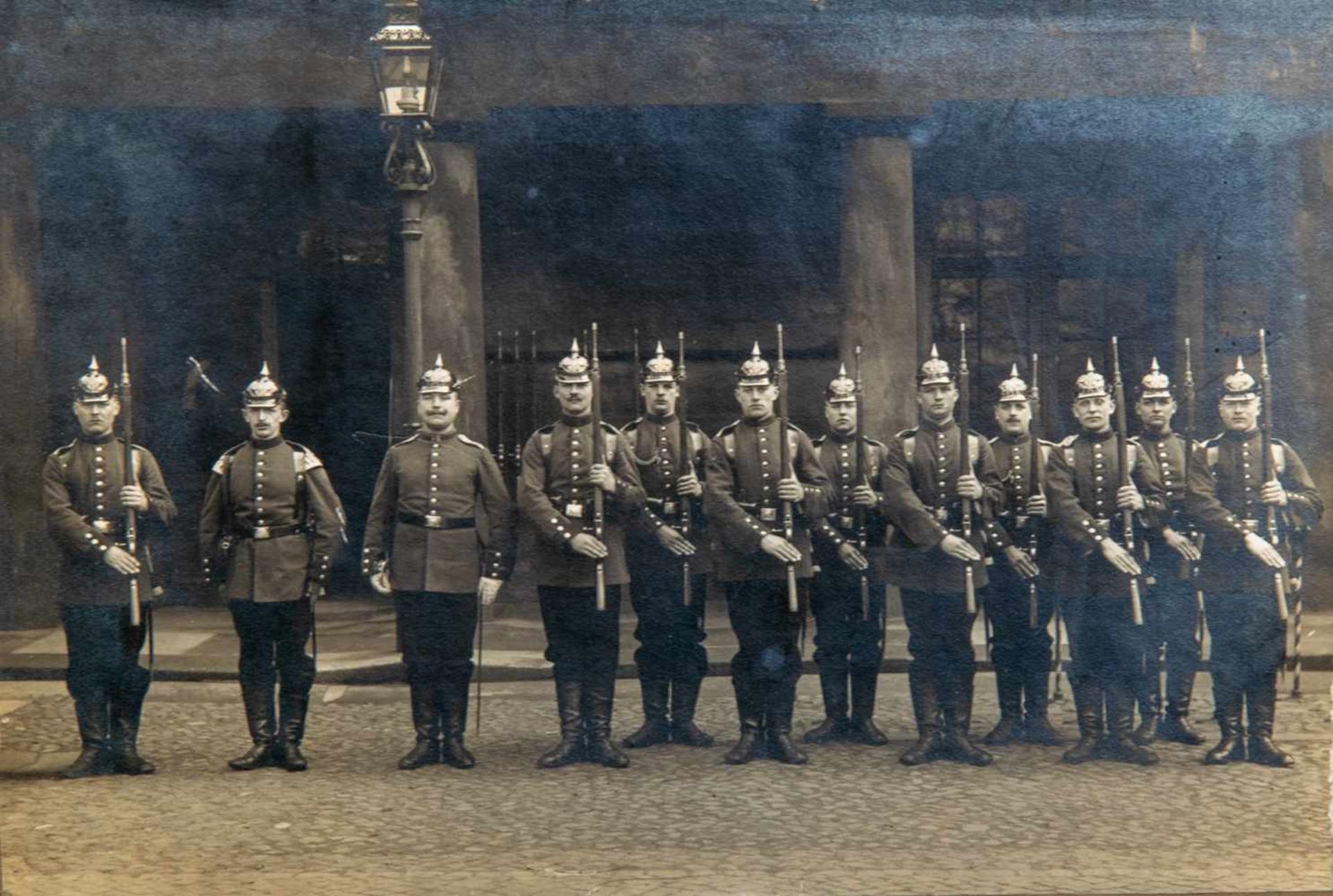 "Zur Erinnerung an meine letzte Schloß-Wache". Musketier Beil 6/(18)94. Schwarz/weiß Photo im Format - Image 2 of 4