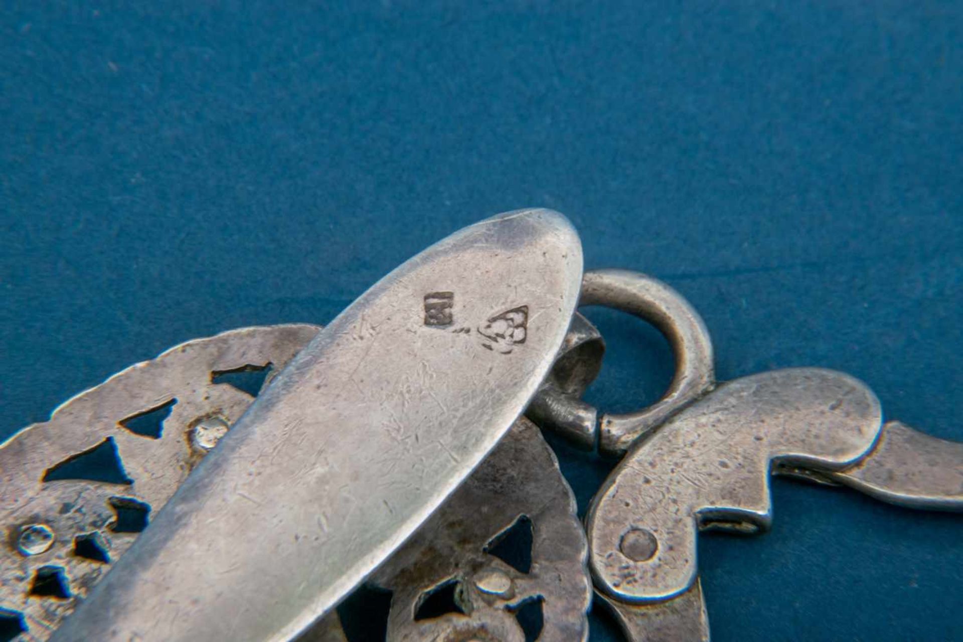Schlüsselanhänger, 13 lötiges Silber, 19.Jhdt. Schlüsselring in Messing vergoldet. Gesamtlänge ca. - Bild 3 aus 8