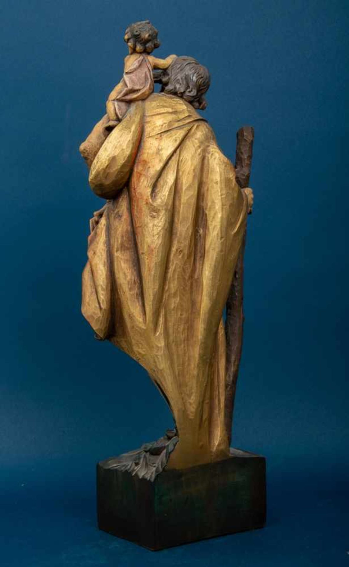 "Heiliger Christopherus", geschnitzte Darstellung auf hohem Sockel, süddt./ alpenländisch, 20./21. - Bild 4 aus 5
