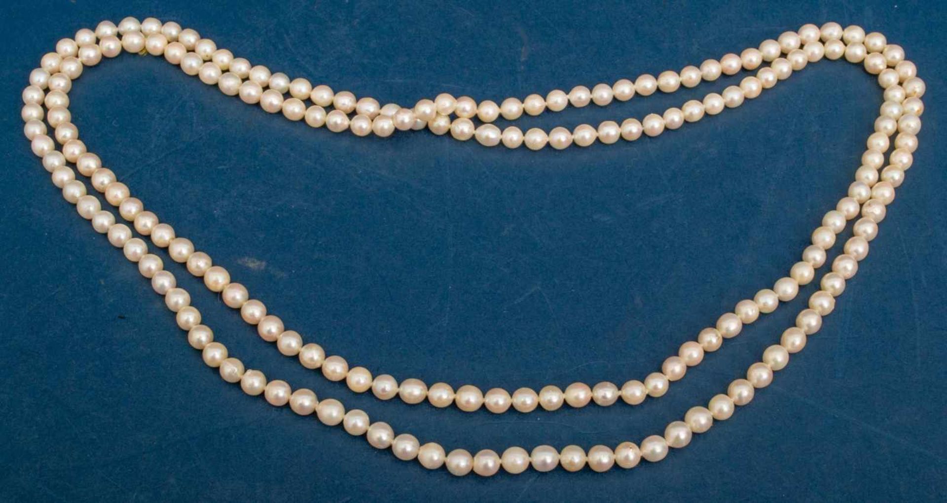 Lange Perlenkette, ca. 125 cm, Durchmesser der einzeln geknoteten Perlen ca. 6 mm.- - -20.00 % - Image 4 of 7