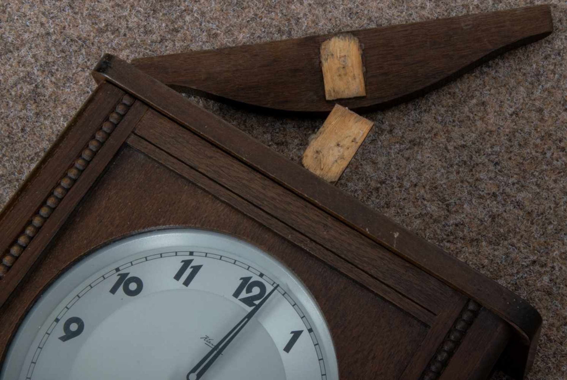 5teiliges Konvolut versch. Uhren, bestehend aus 4 Wanduhren & 1 Tischuhr. Versch. Alter, Größen & - Bild 9 aus 9
