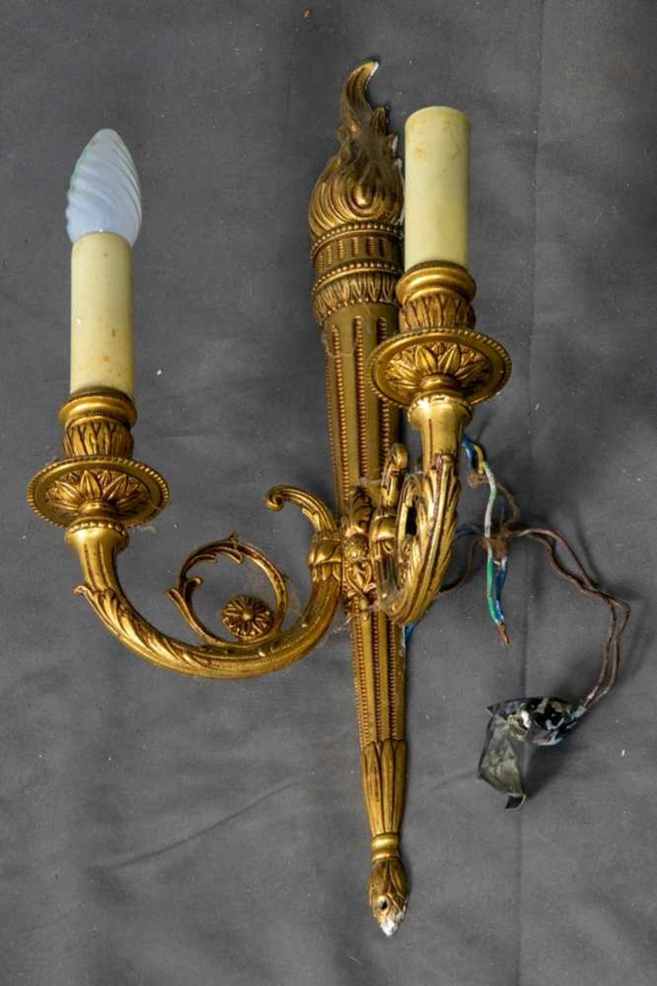 Zweiarmige Wandappliken, Louis XVI-Stil, Messingguss, Elektrifizierung ungeprüft, Höhe ca. 45 cm.- - - Bild 2 aus 7