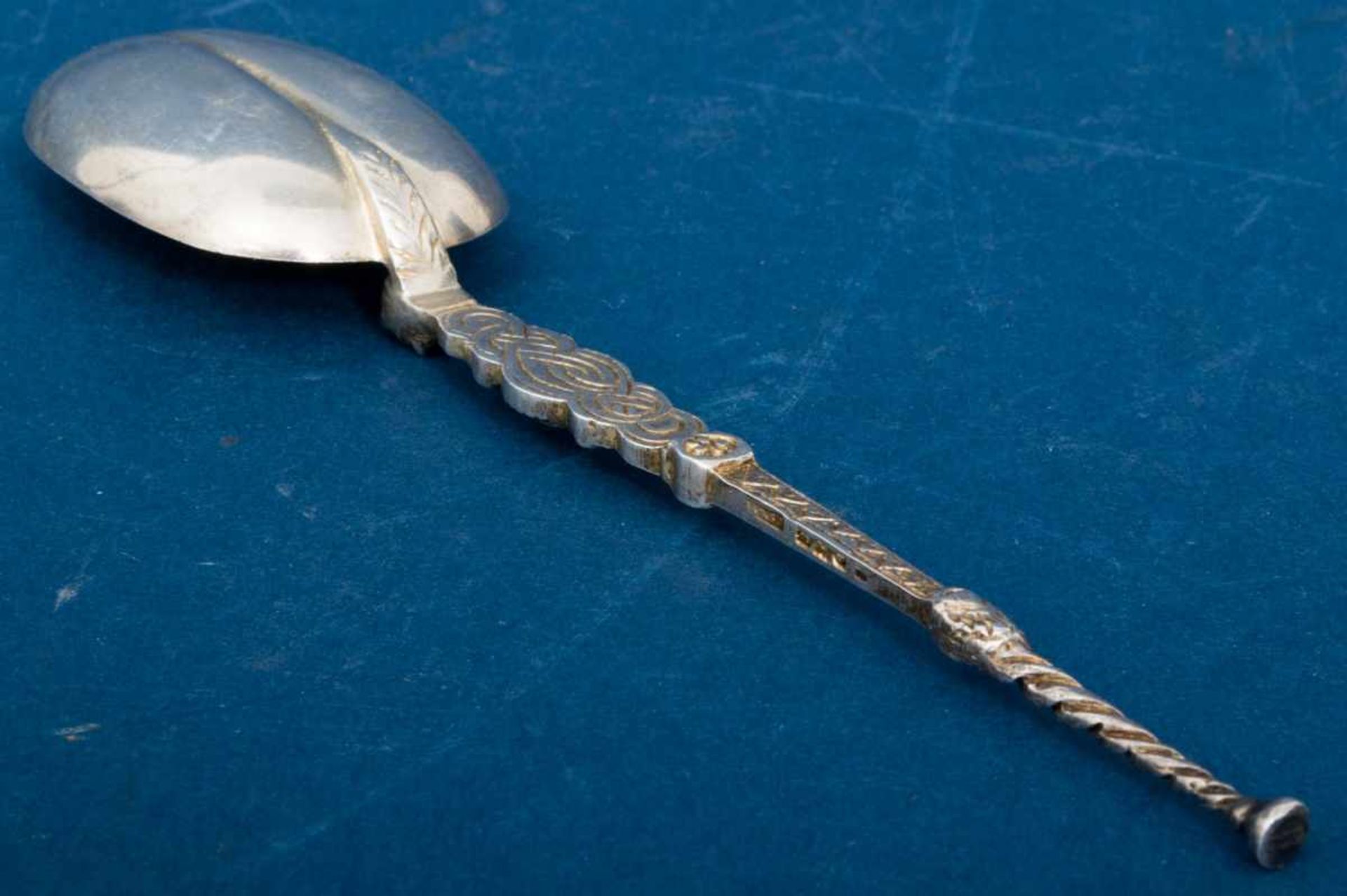 Dekorativer englischer Löffel, Sterlingsilber, aufwändig graviert; Länge 17,5 cm.- - -20.00 % - Bild 8 aus 10
