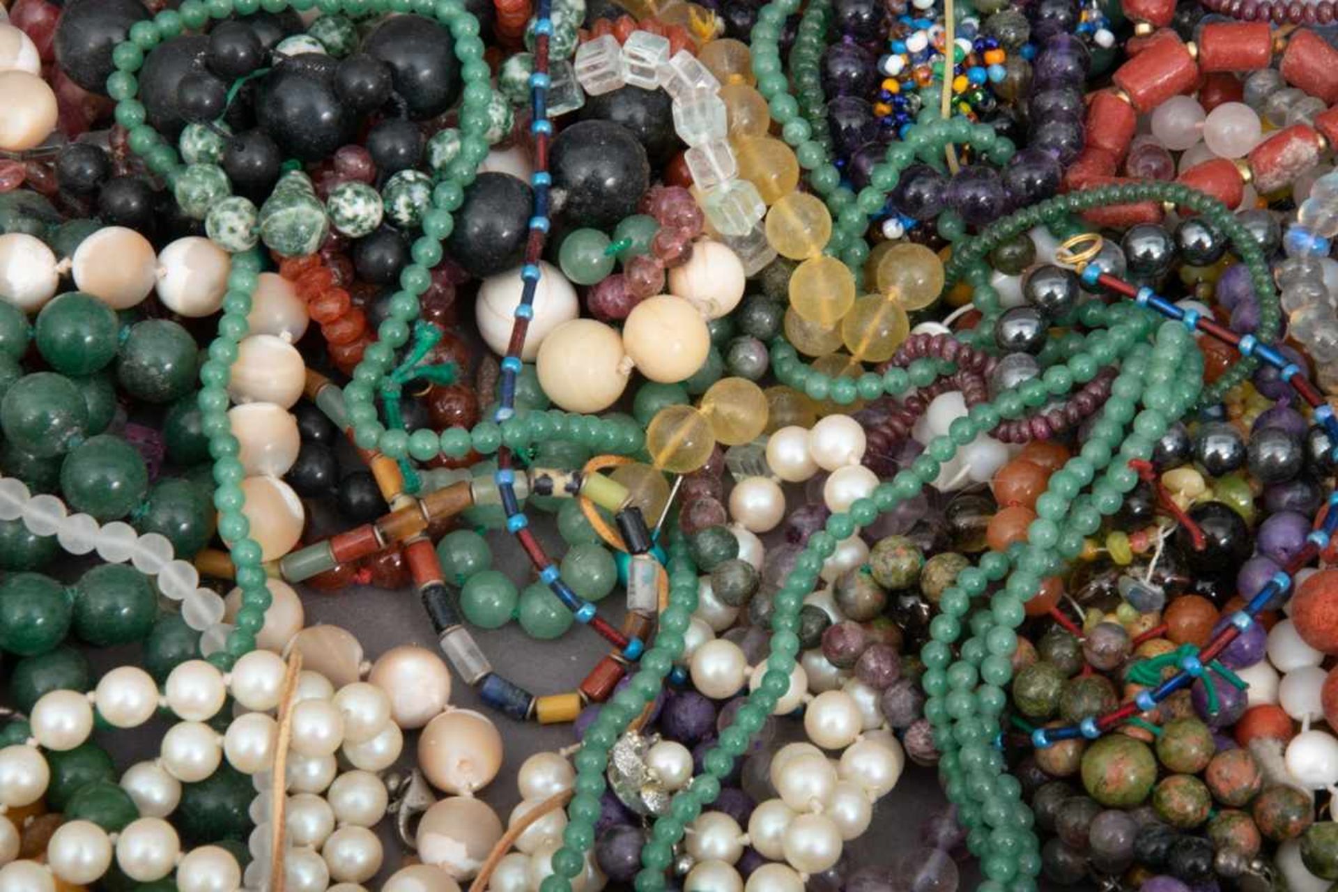 Großes Perlenketten- & Armband-Konvolut. Aus versch. Materialien, wie z. B. Halbedelsteinen, Glas, - Bild 5 aus 5