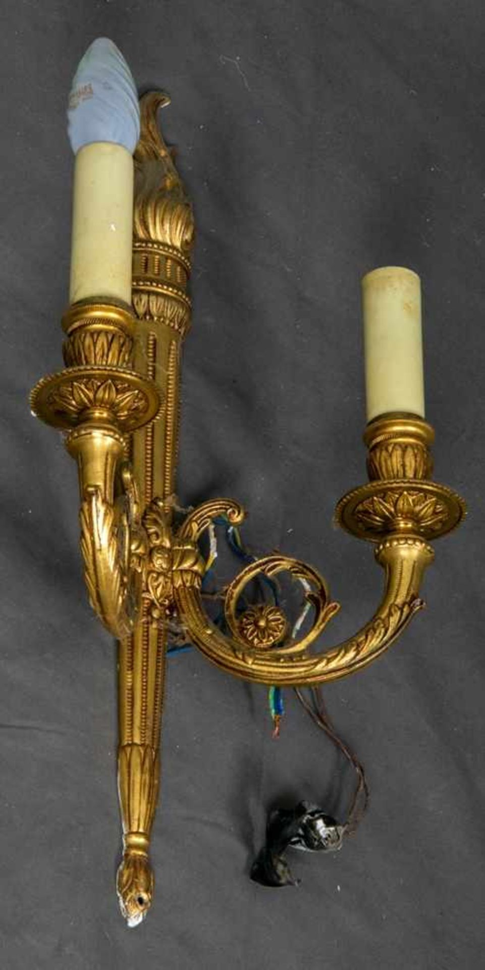 Zweiarmige Wandappliken, Louis XVI-Stil, Messingguss, Elektrifizierung ungeprüft, Höhe ca. 45 cm.- - - Bild 3 aus 7