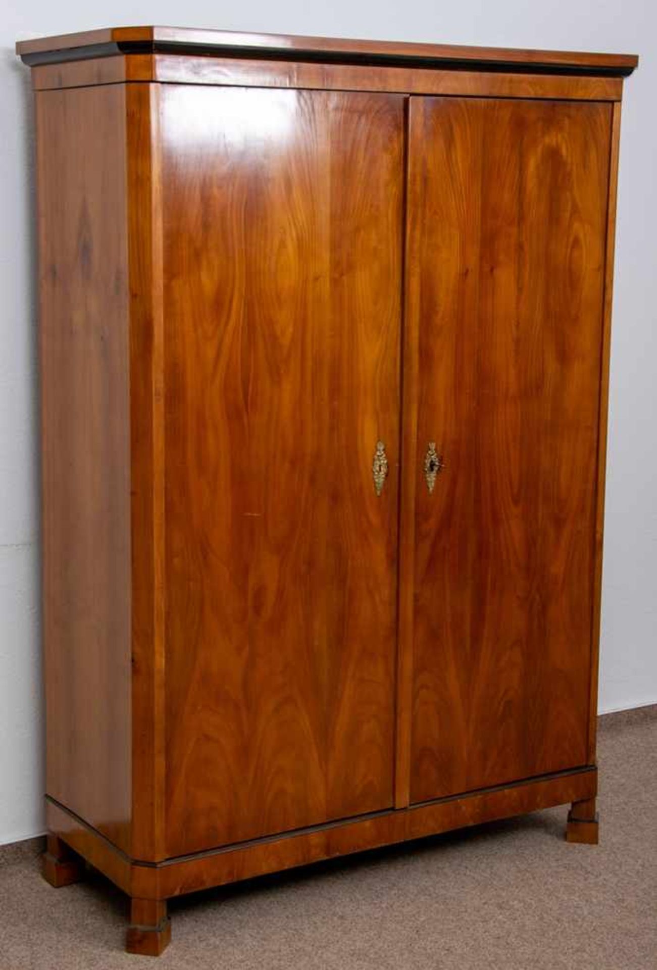 Zweitüriger Kirschbaum Wäscheschrank, österreichisches Biedermeier um 1850. Kirschbaum furnierter, - Bild 3 aus 9