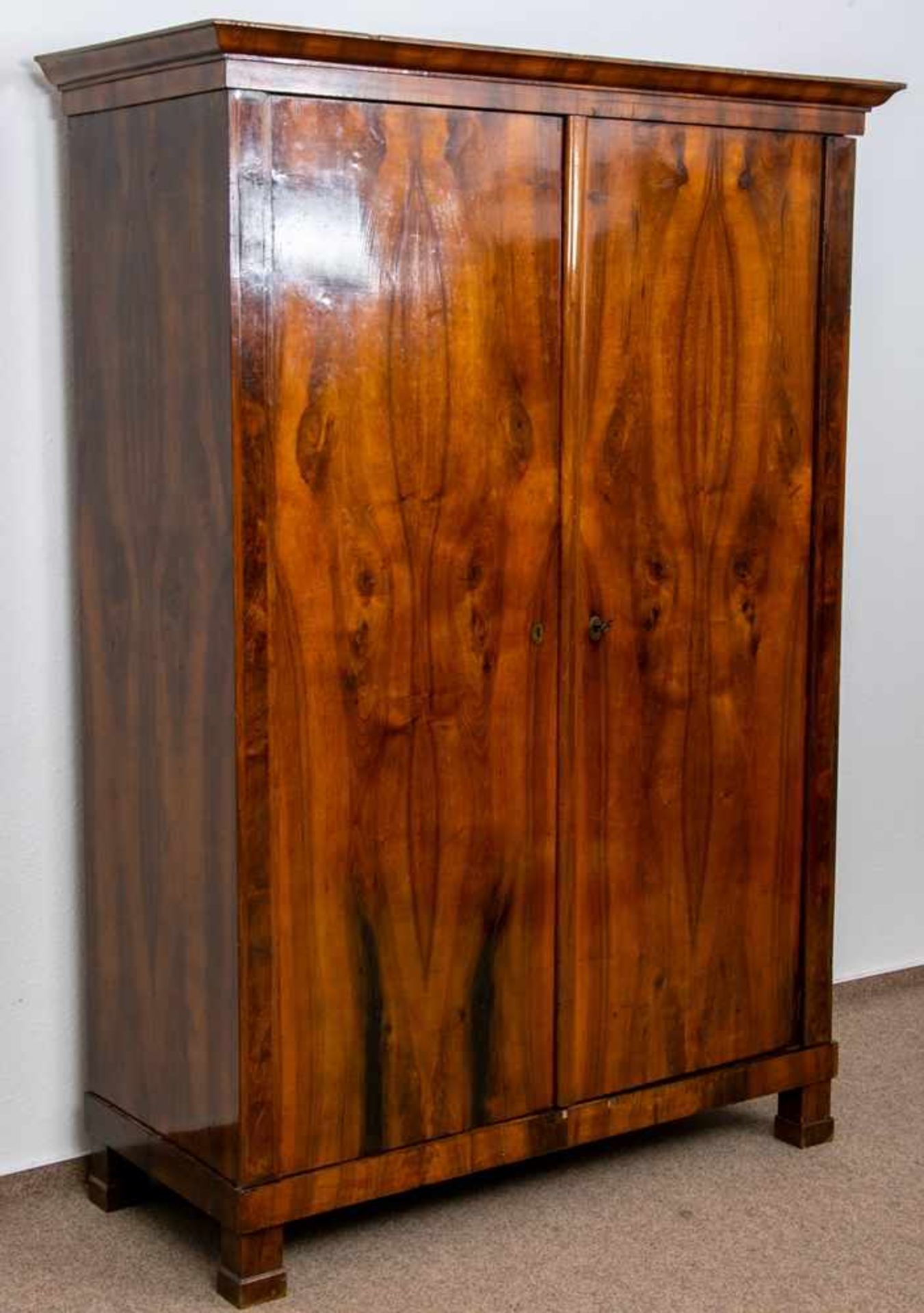 Zweitüriger Kleiderschrank, Wien`er Biedermeier um 1830, voll zerlegbarer, zweitüriger - Bild 7 aus 9