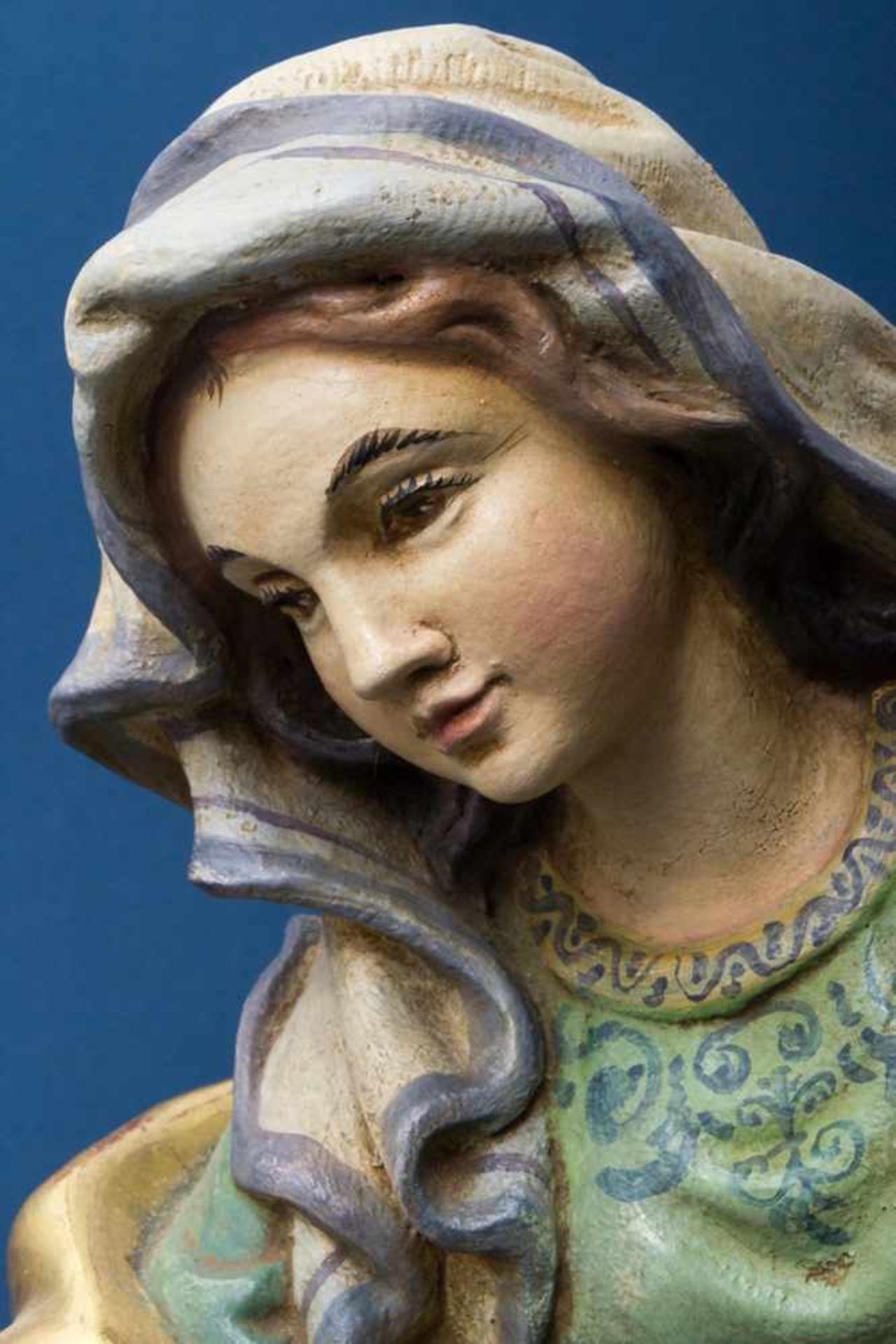 "Mutter u. Kind beim Blick in die Bibel", alpenländische Holzschnitzerei in traditioneller Manier; - Image 4 of 8