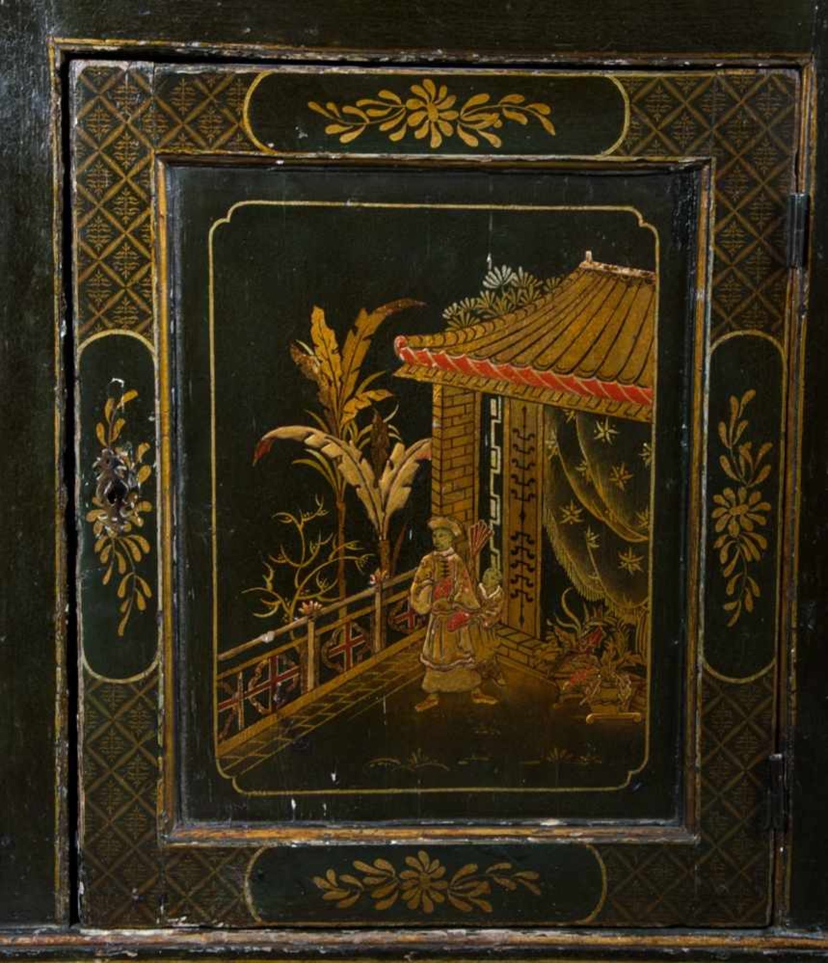 Antiker Eckschrank. Polychrom gefasster Nadelholzkorpus mit Chinoiserie Dekor. Mitteleuropa um 1820. - Bild 5 aus 8