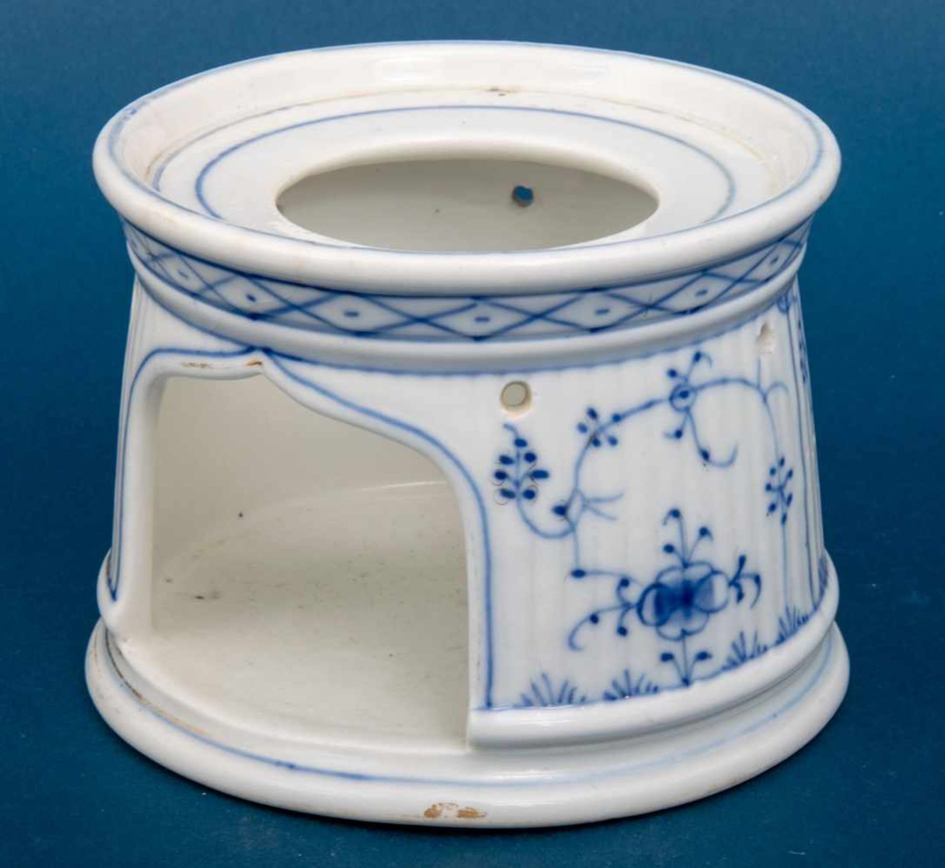 Stövchen, Porzellan mit blau/weißem Strohblüten-Dekor. Schley. 19./20. Jhd. Höhe ca. 9 cm,