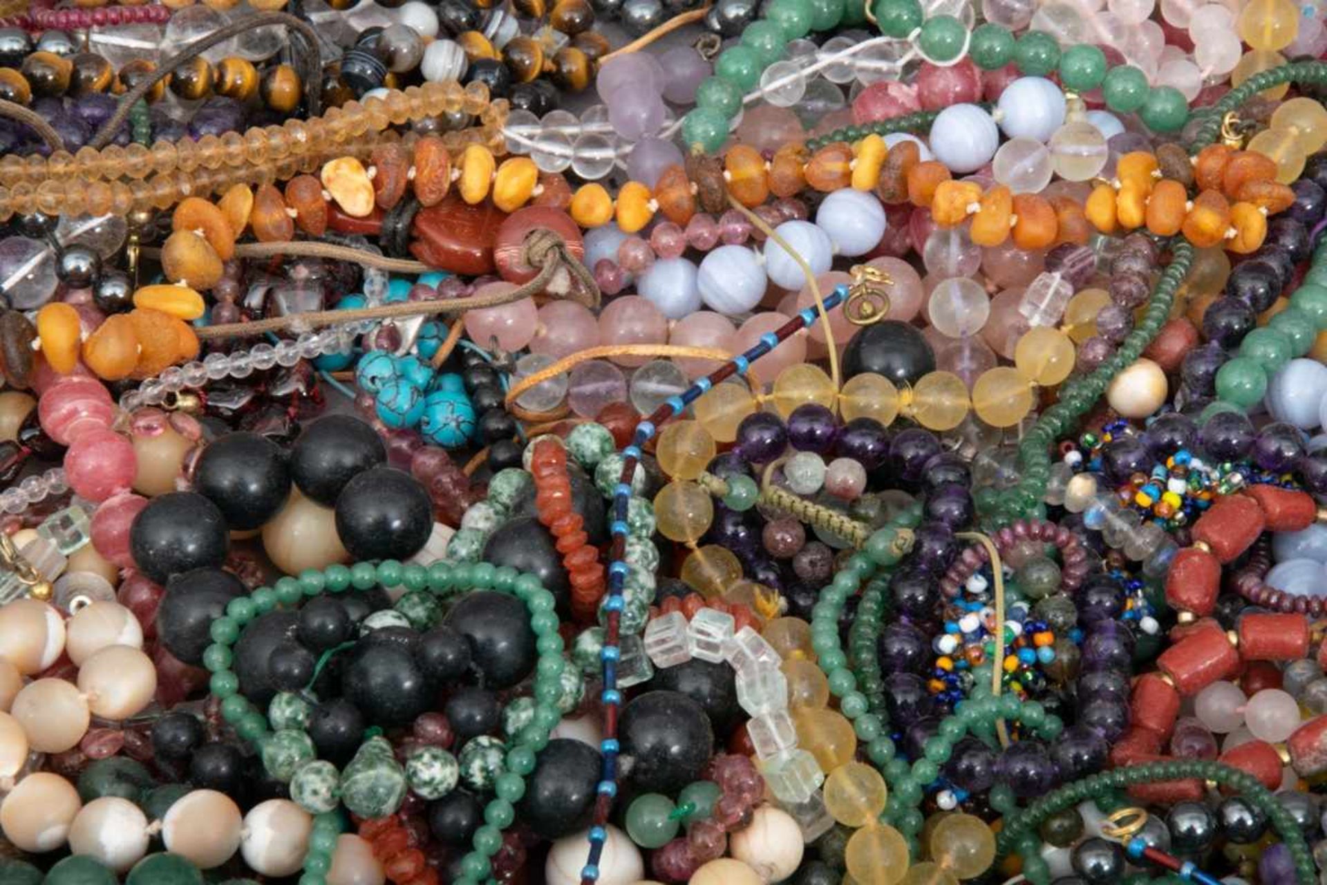 Großes Perlenketten- & Armband-Konvolut. Aus versch. Materialien, wie z. B. Halbedelsteinen, Glas, - Bild 4 aus 5