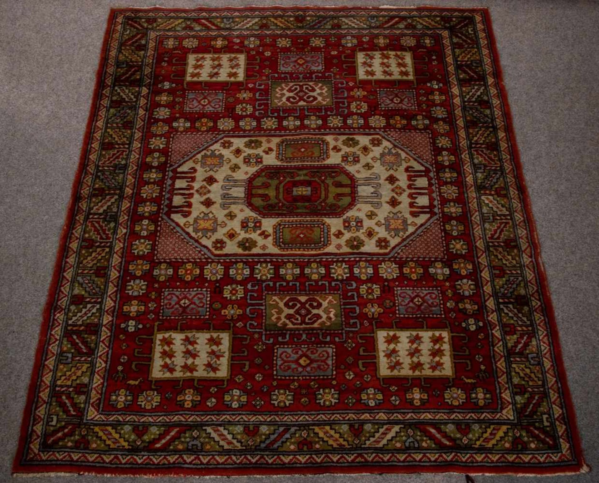 Antiker GENTLEMEN-RUG. Ca. 185 x 218 cm. Persien um 1930.- - -20.00 % buyer's premium on the - Bild 2 aus 9