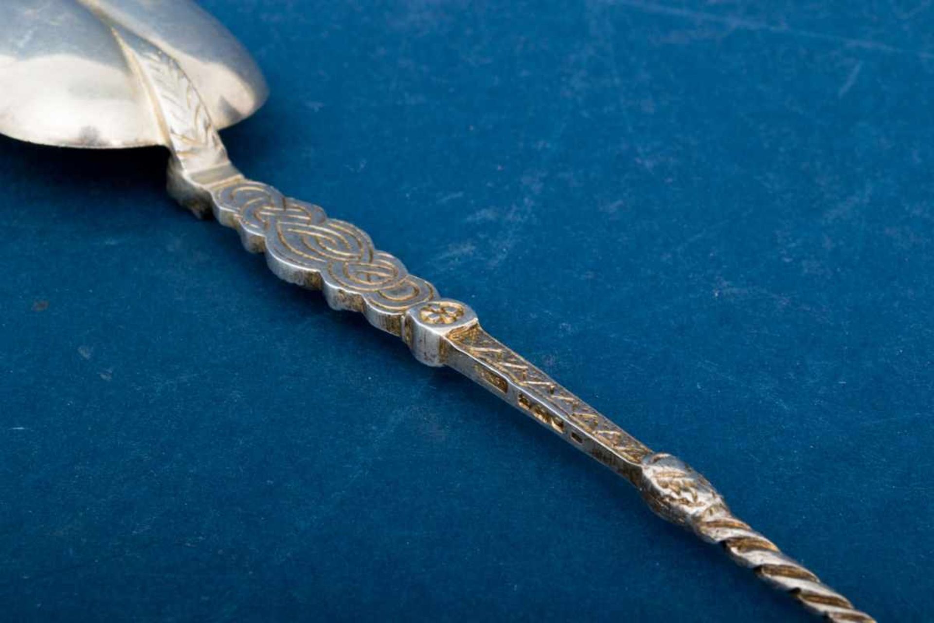 Dekorativer englischer Löffel, Sterlingsilber, aufwändig graviert; Länge 17,5 cm.- - -20.00 % - Bild 9 aus 10