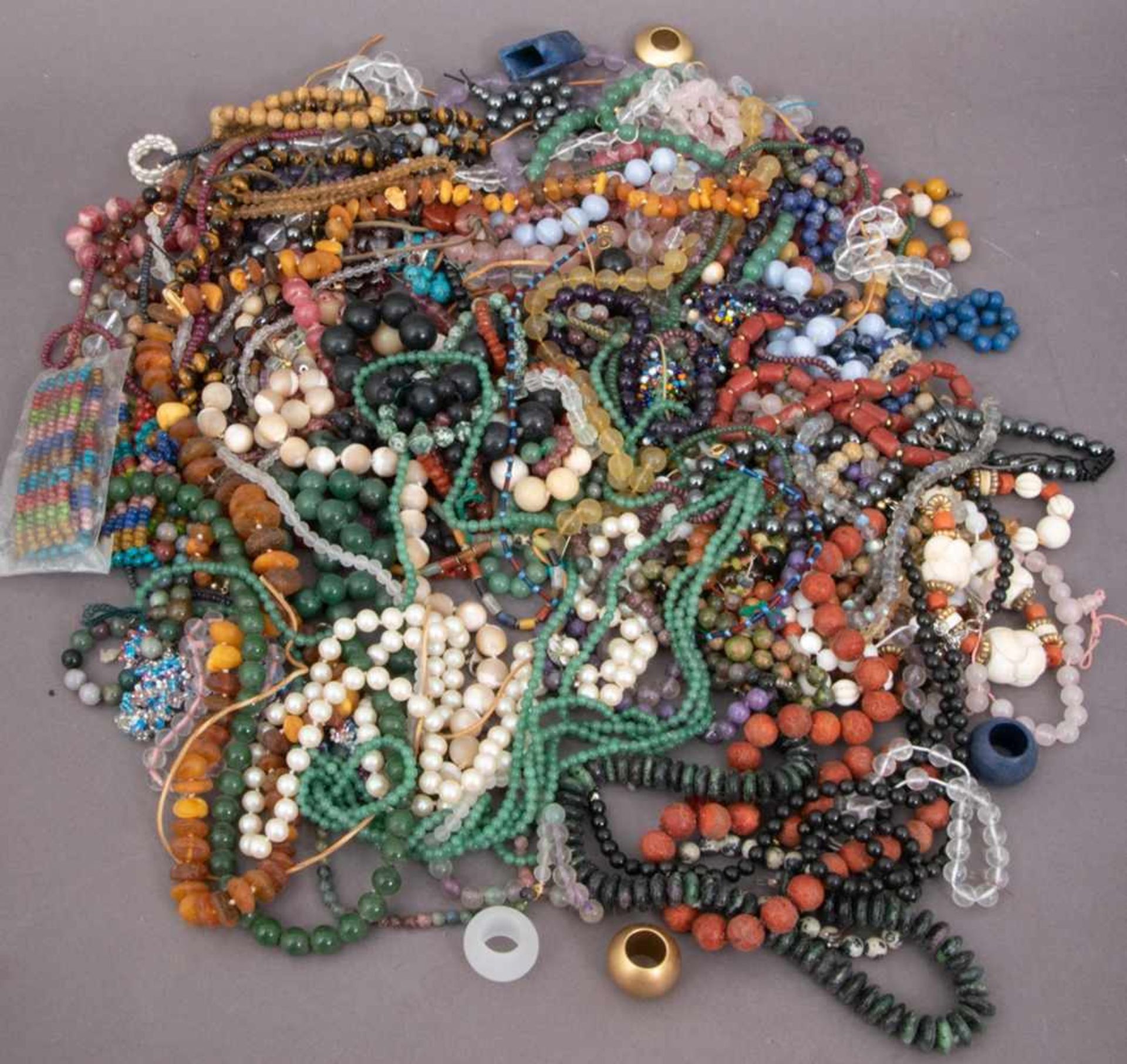 Großes Perlenketten- & Armband-Konvolut. Aus versch. Materialien, wie z. B. Halbedelsteinen, Glas, - Bild 3 aus 5