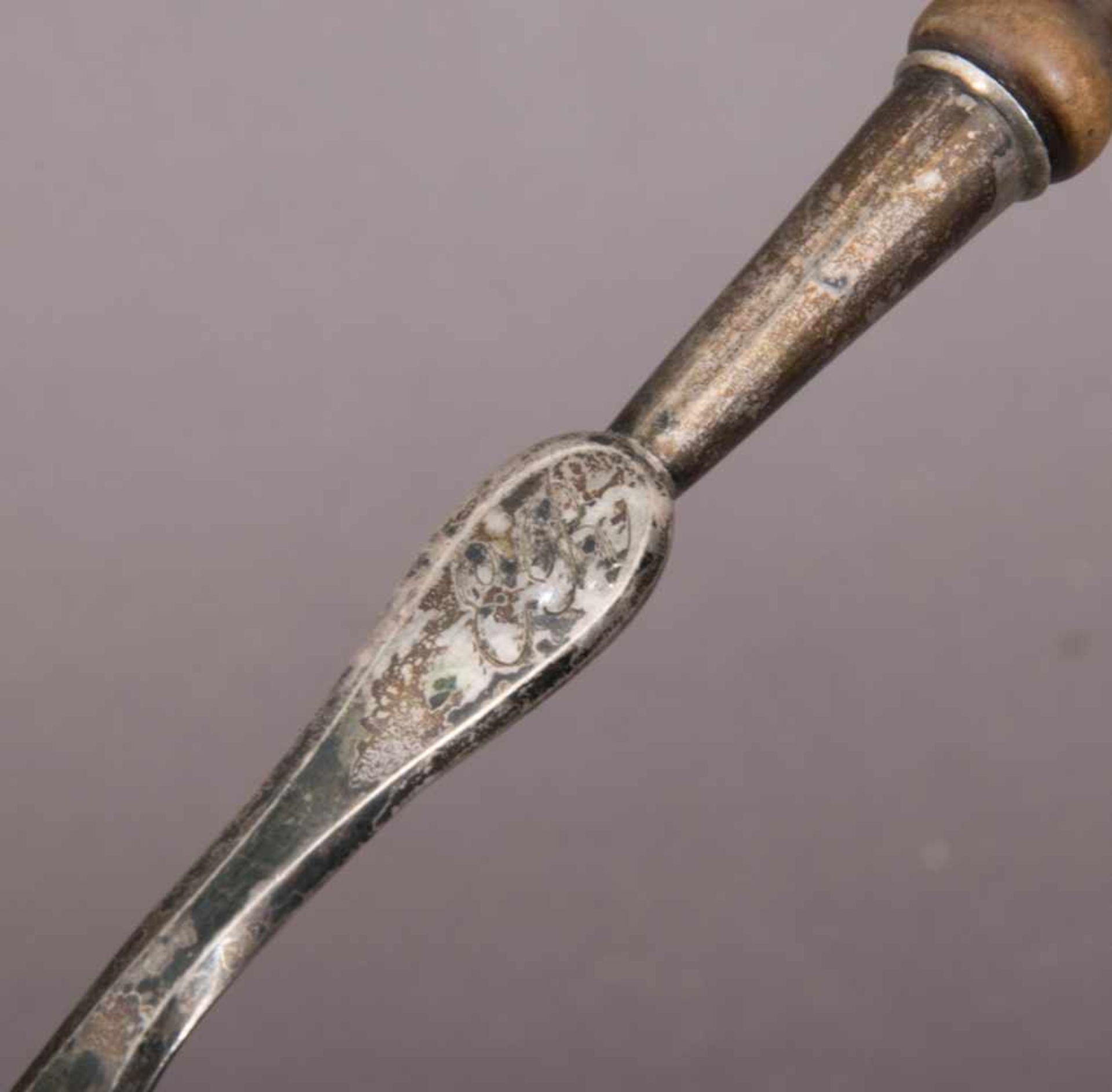 Antike Bowlen- oder Saucenkelle. Silber, teilweise vergoldet, Biedermeier um 1830. Griffstück in - Bild 3 aus 5