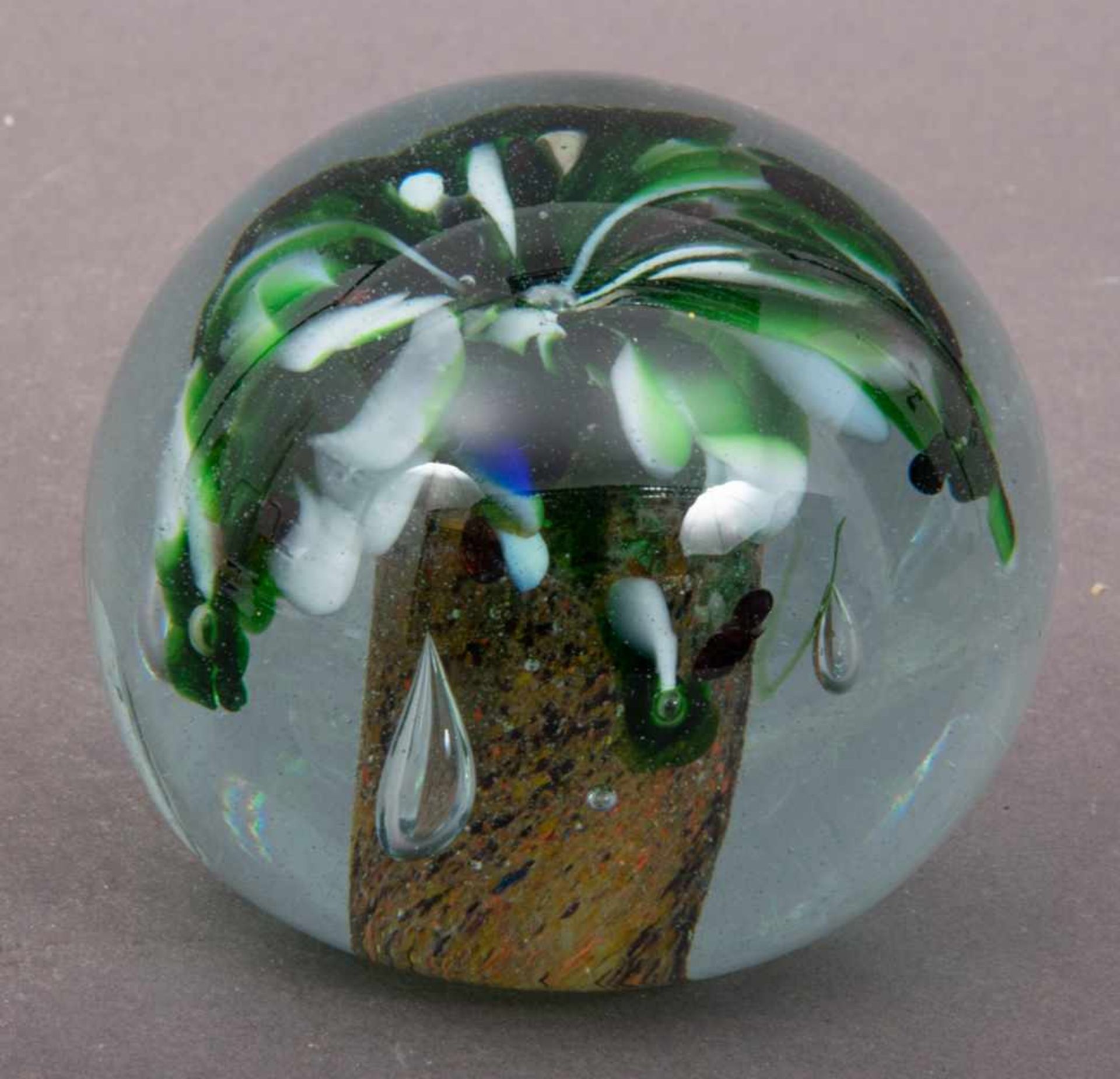 Zwei versch. Paperweights, 1 x rundes, unsigniert, Durchmesser ca. 9 cm & 1 x ovales, signiert/bez.: - Bild 5 aus 7