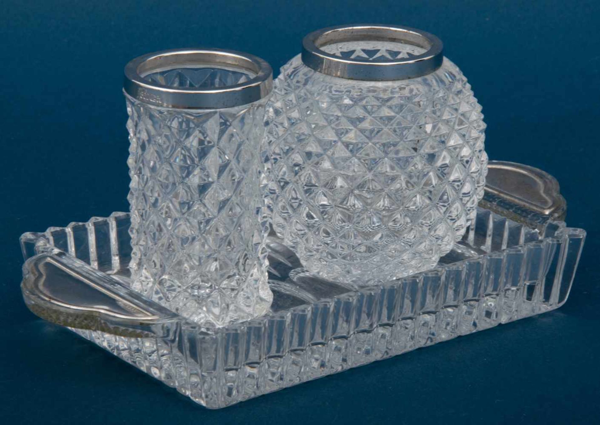 3 Teile Glas mit Silbermonturen, Tablett leicht bestoßen. Maße: Tablett ca. 2,5 x 18 x 9,5 cm, Vasen