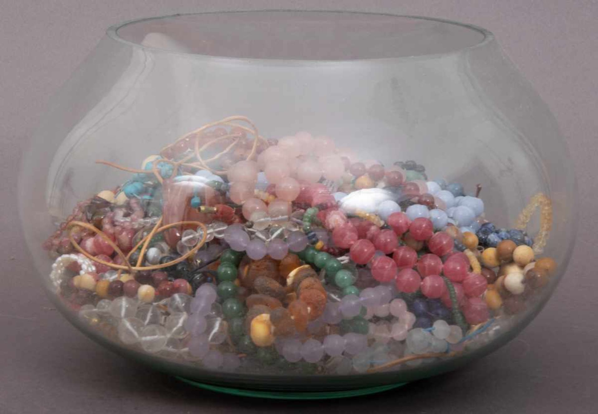 Großes Perlenketten- & Armband-Konvolut. Aus versch. Materialien, wie z. B. Halbedelsteinen, Glas, - Bild 2 aus 5