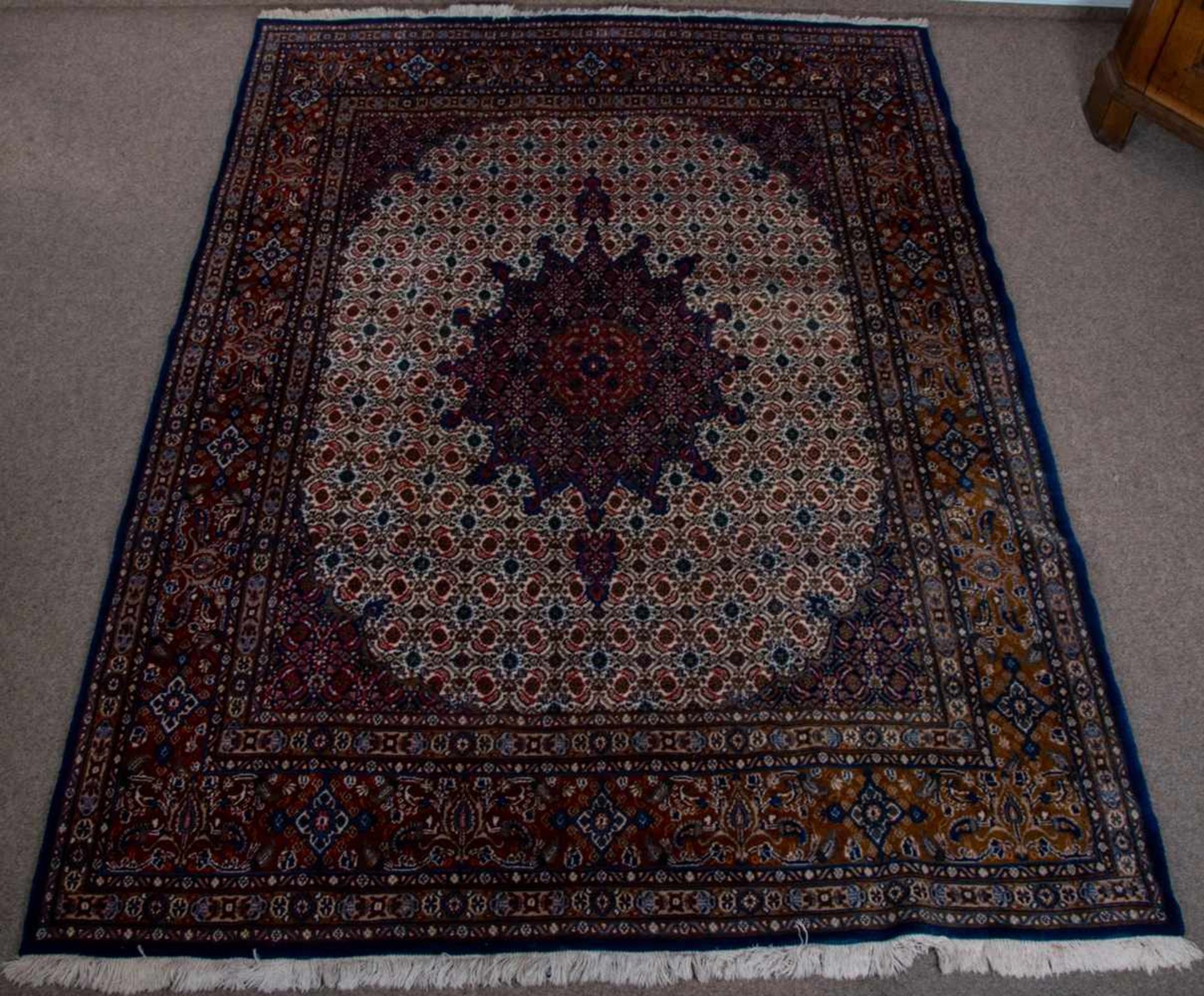 Orientteppich, durchgemusterter Fond mit zentralem Medaillon, gereinigter Erhalt, ca. 205 x 270 cm.-