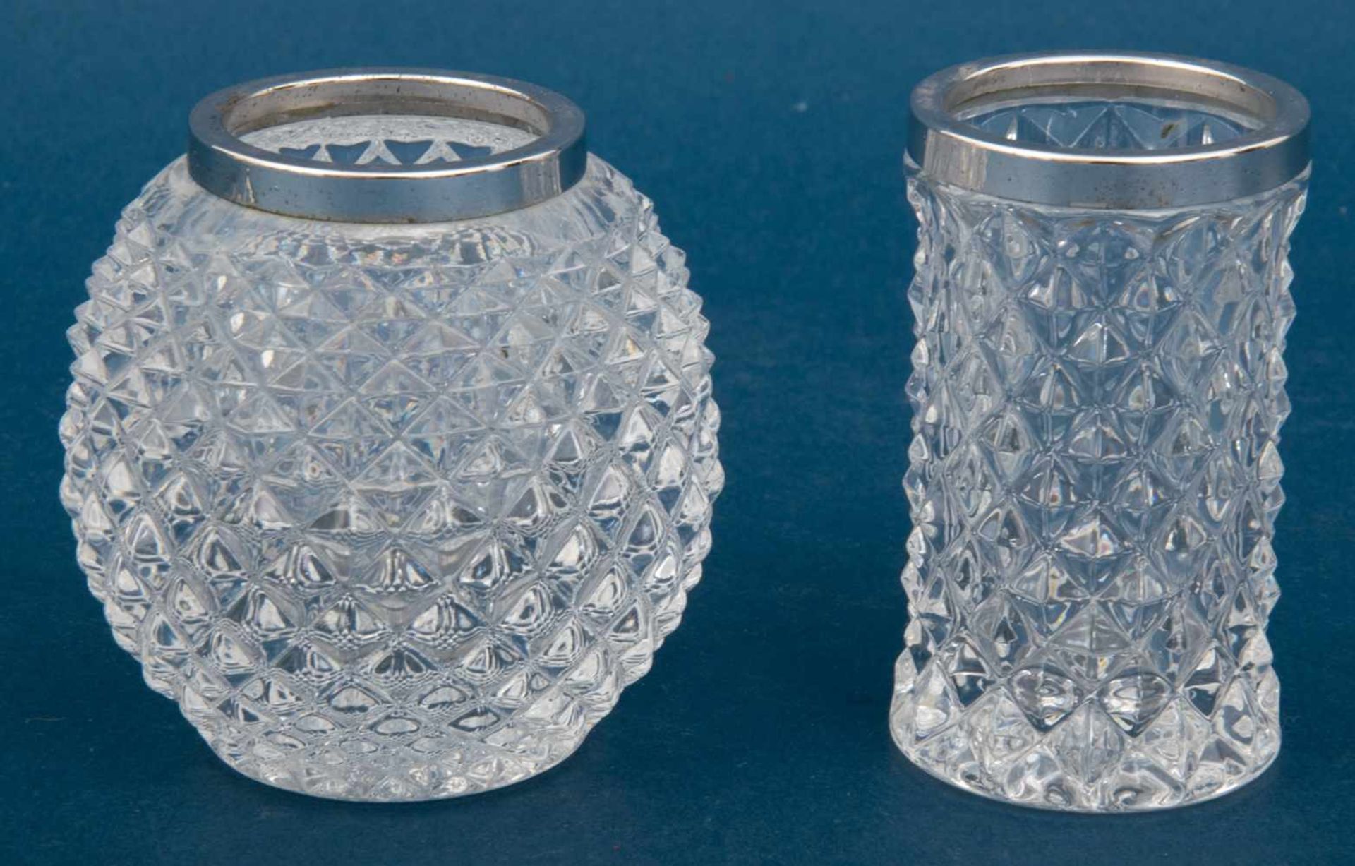 3 Teile Glas mit Silbermonturen, Tablett leicht bestoßen. Maße: Tablett ca. 2,5 x 18 x 9,5 cm, Vasen - Bild 6 aus 7