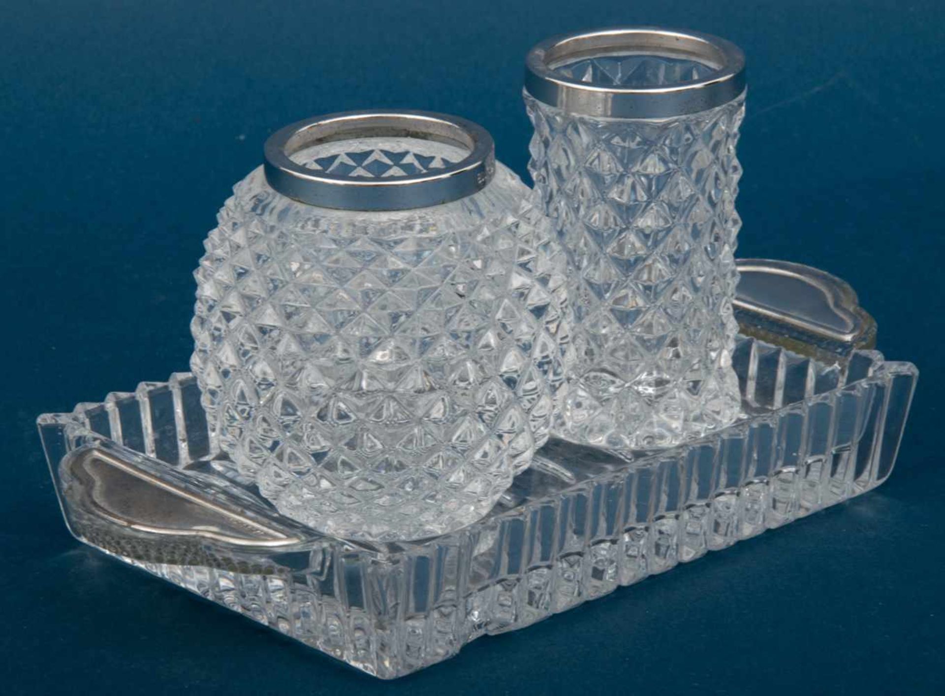 3 Teile Glas mit Silbermonturen, Tablett leicht bestoßen. Maße: Tablett ca. 2,5 x 18 x 9,5 cm, Vasen - Bild 2 aus 7